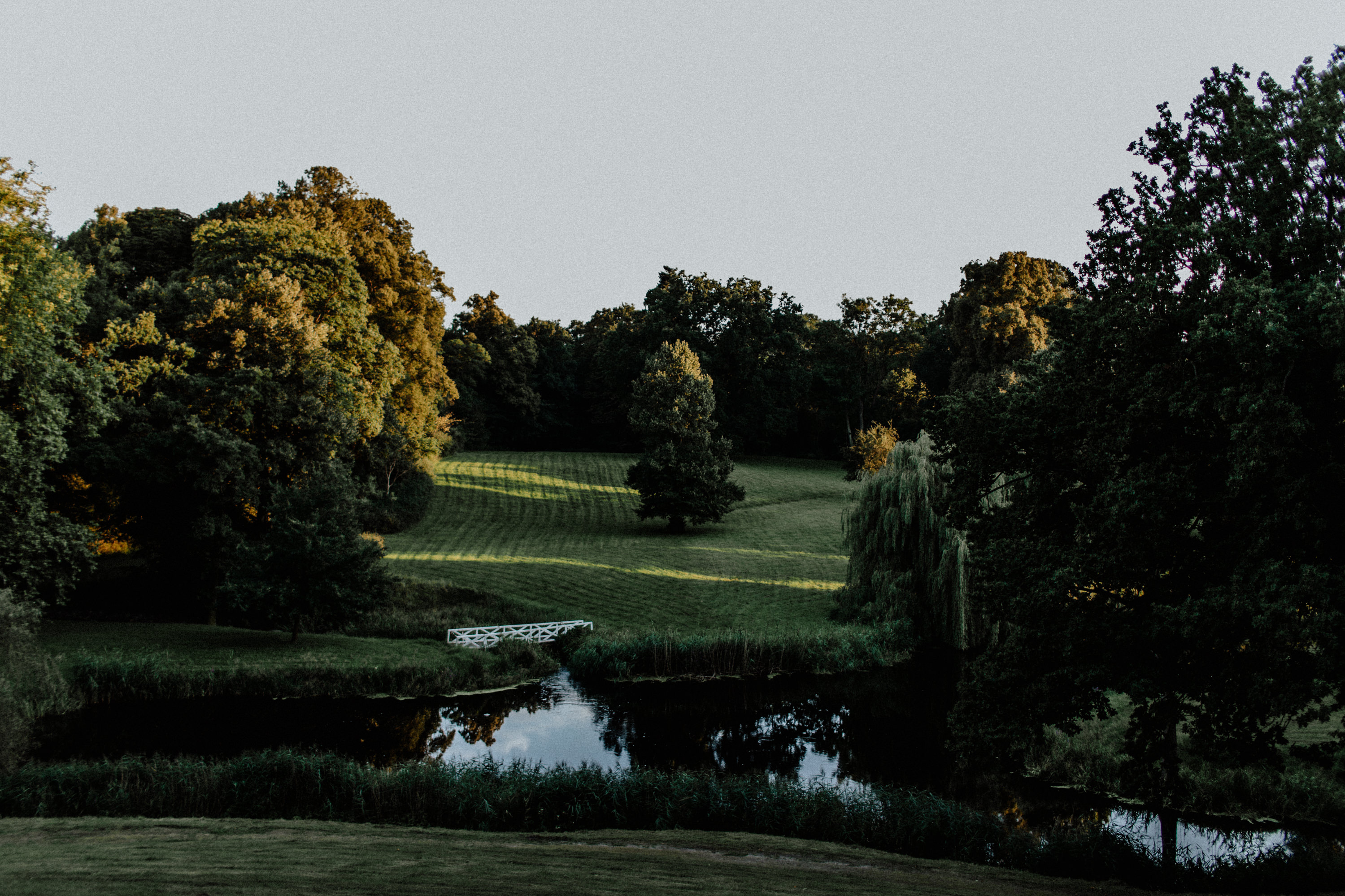 Hochzeitsfoto einer deutsch-russischen Hochzeit auf Schloss Kittendorf. Aufgenommen von den Hochzeitsfotografen Tom und Lia. Fotografen aus Rostock.