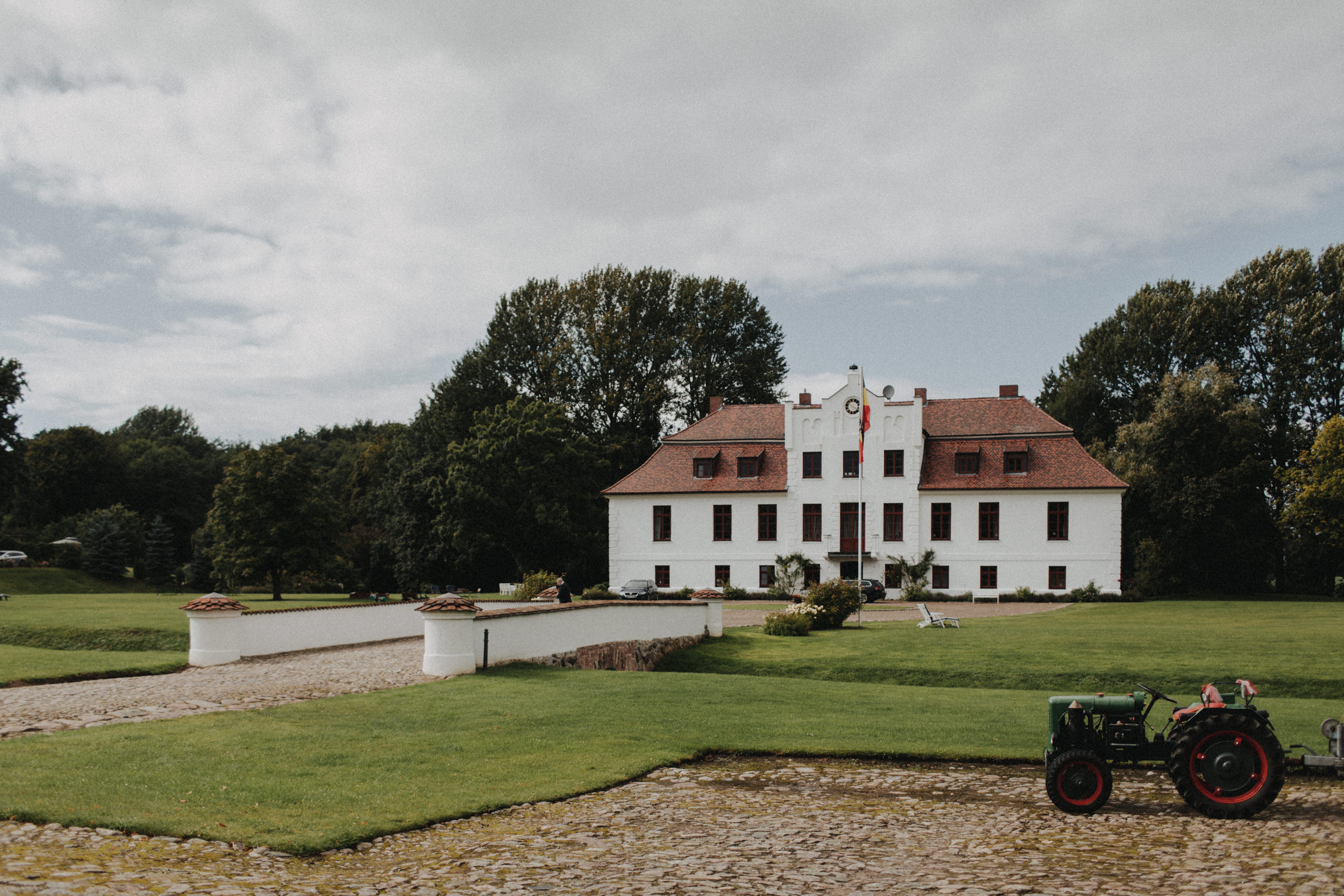 Hochzeitsfoto der Hochzeitsfotografen Tom und Lia aus Rostock. Scheunenhochzeit auf Gut Gerdshagen, Mecklenburg-Vorpommern.