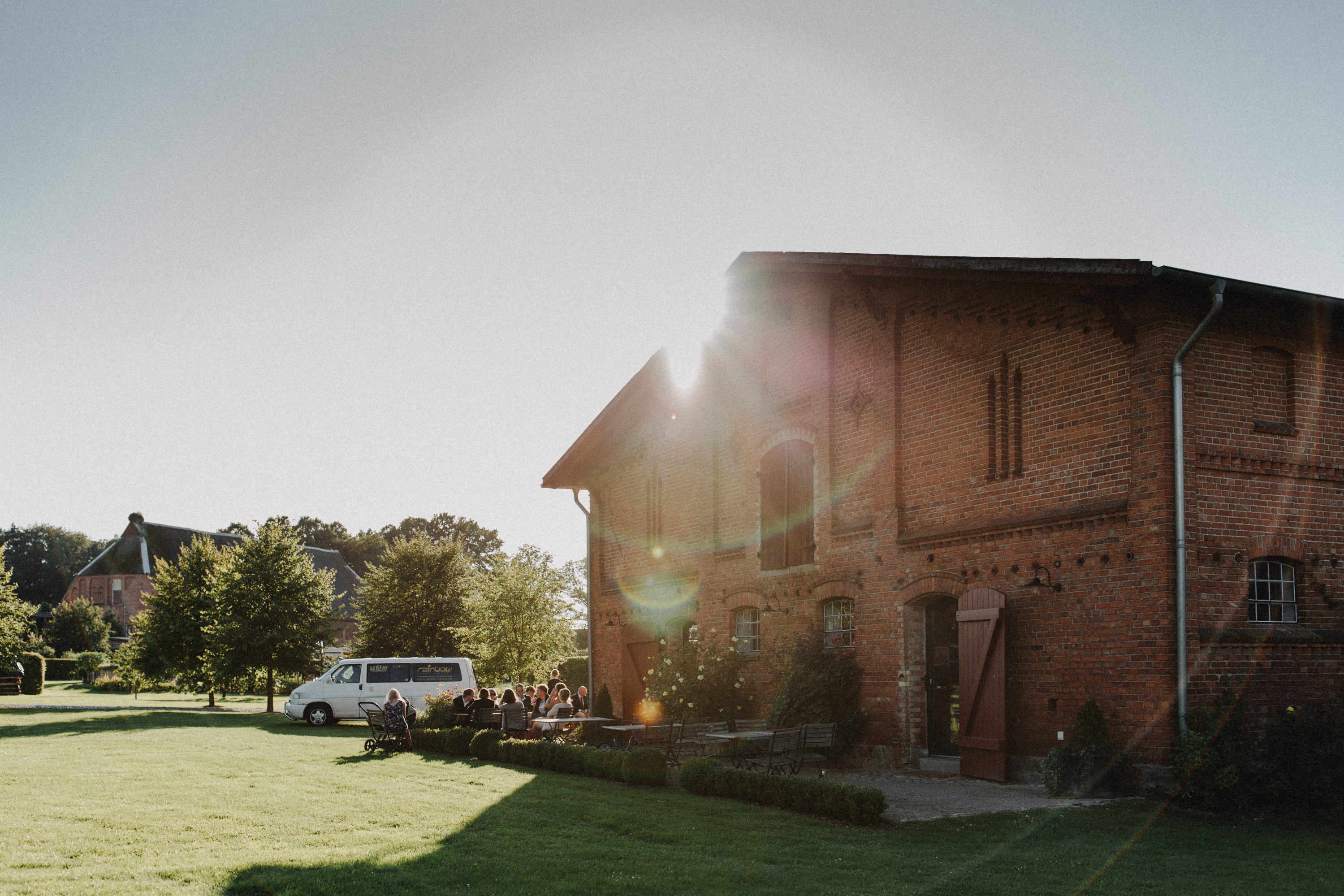 Hochzeitsfoto der Hochzeitsfotografen Tom und Lia aus Rostock. Scheunenhochzeit auf Gut Gerdshagen, Mecklenburg-Vorpommern.