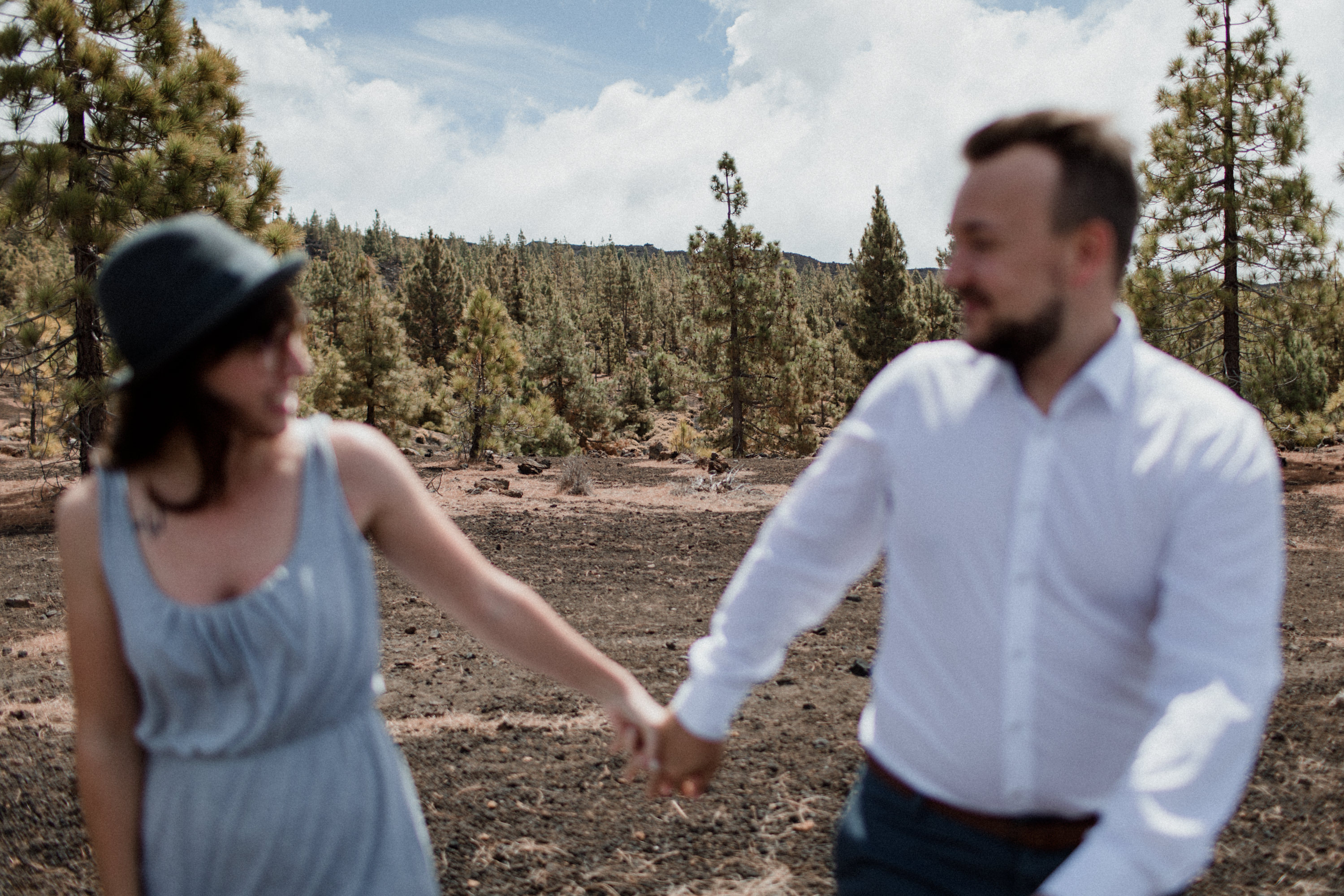 Dies ist ein Foto aus einer Fotoserie, die in einem Couple Shoot auf dem Teide in Teneriffa im Jahr 2017 entstanden ist.