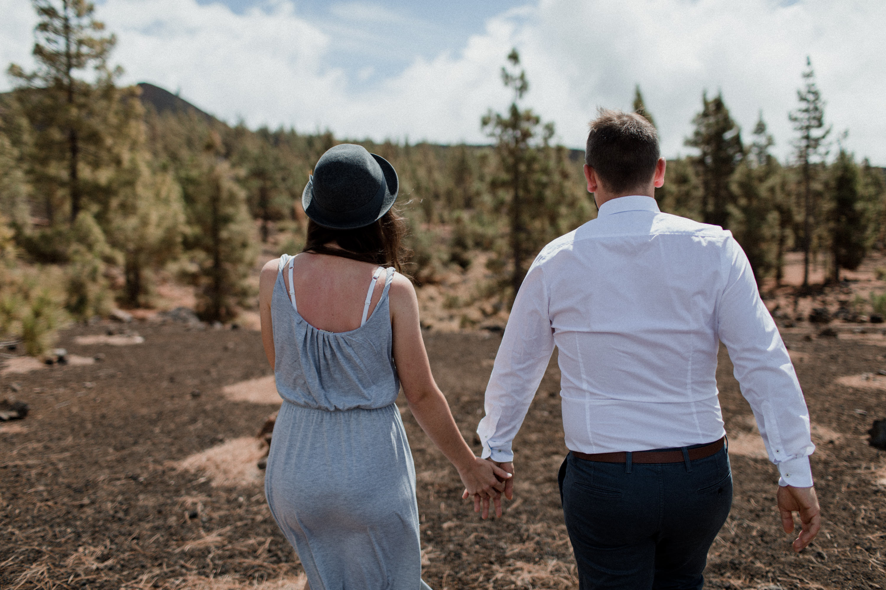 Dies ist ein Foto aus einer Fotoserie, die in einem Couple Shoot auf dem Teide in Teneriffa im Jahr 2017 entstanden ist.