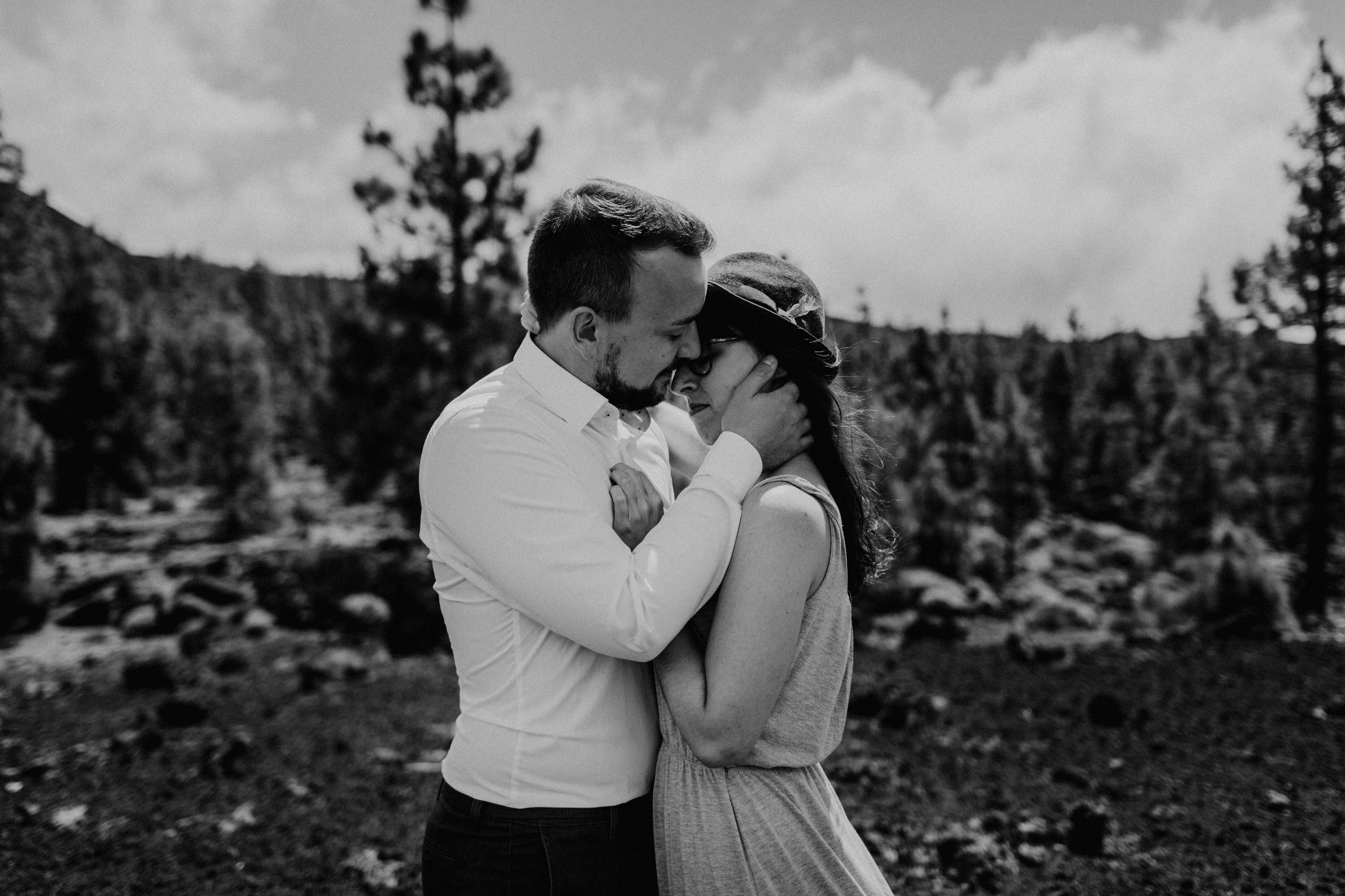 Dies ist ein Foto aus einer Fotoserie, die in einem Couple Shoot auf dem Teide in Teneriffa im Jahr 2017 entstanden ist.