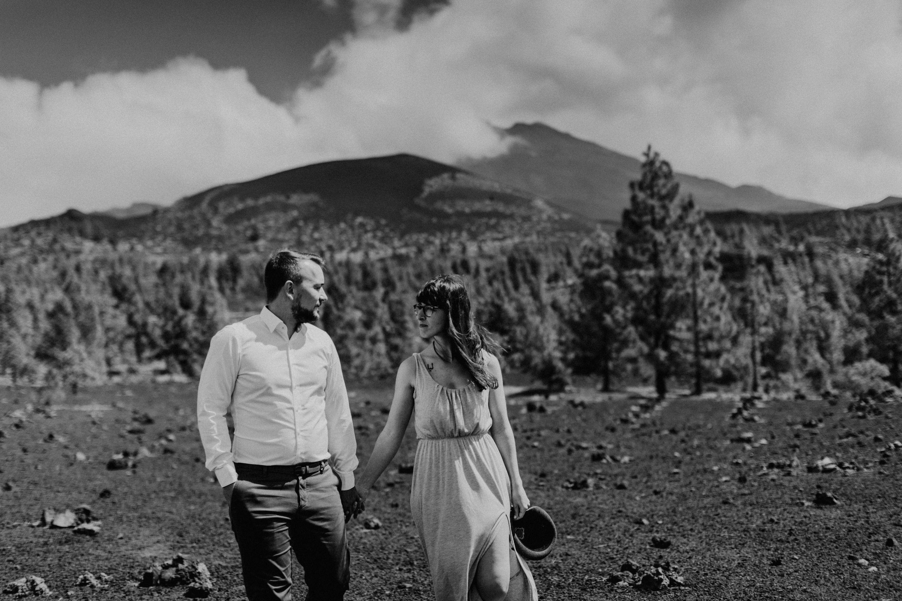 Dies ist ein Foto aus einer Fotoserie, die in einem Couple Shoot auf dem Teide in Teneriffa im Jahr 2017 entstanden ist.