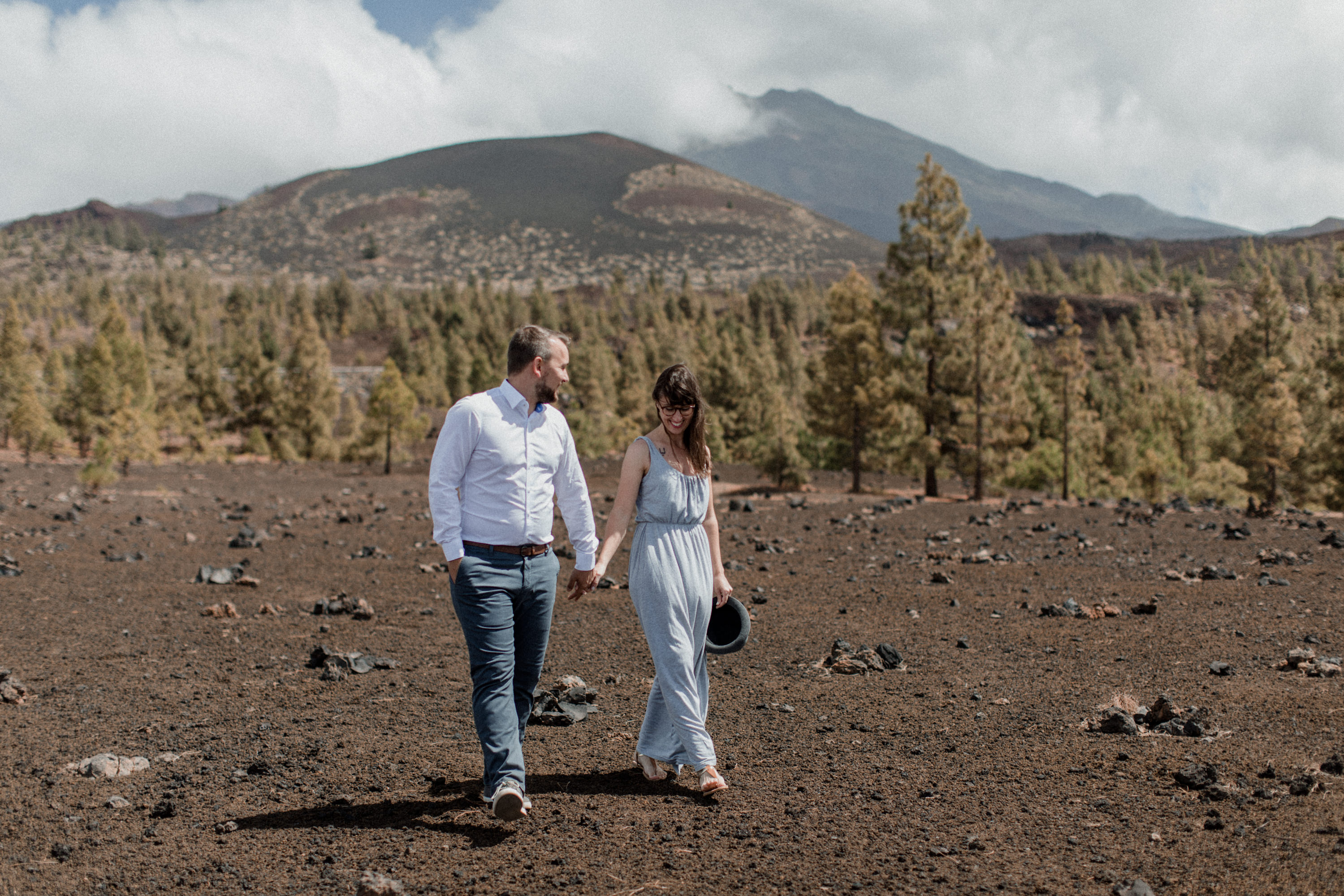 Dies ist ein Foto aus einer Fotoserie, die in einem Couple Shoot auf dem Teide in Teneriffa im Jahr 2017 entstanden ist.