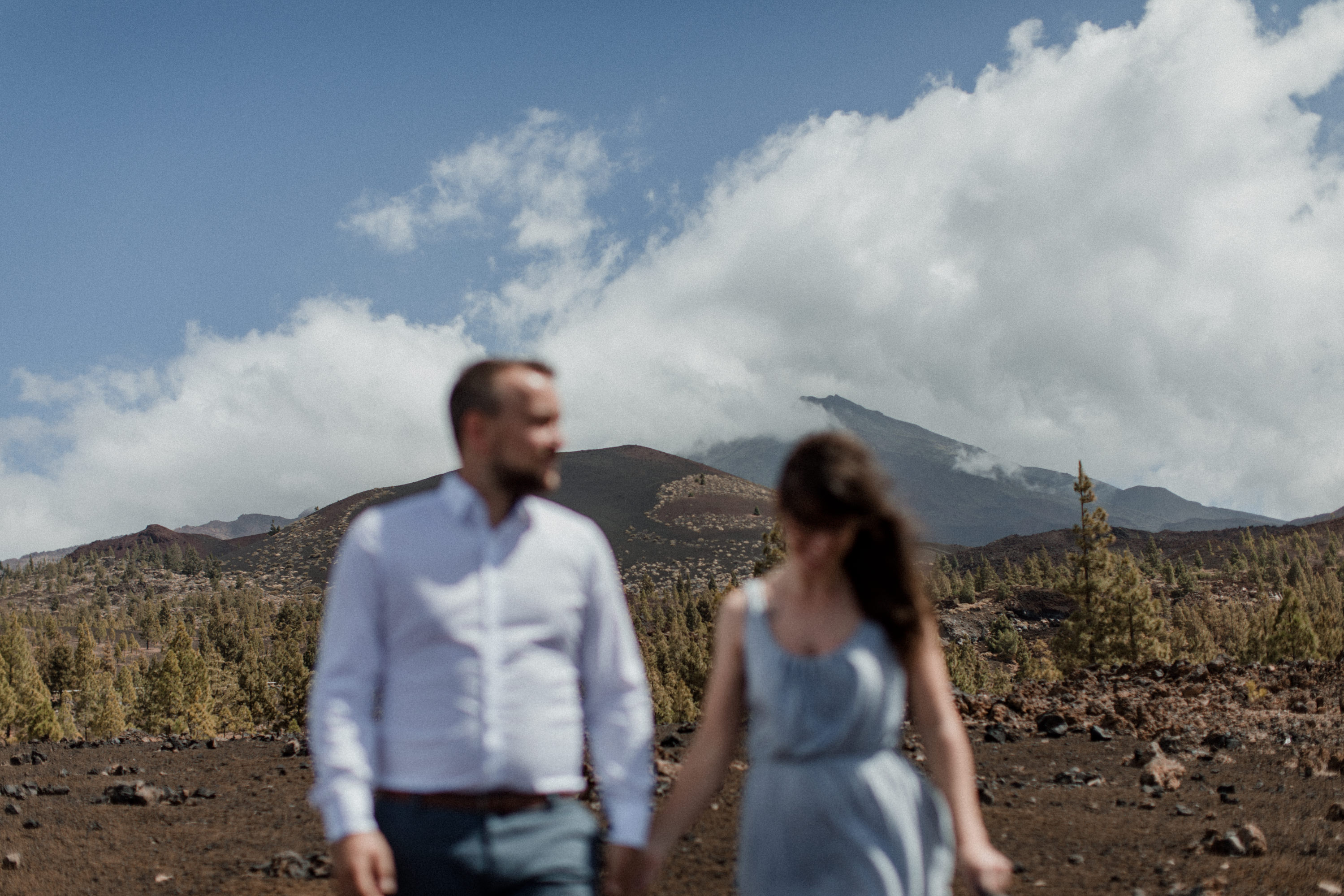 Dies ist ein Foto aus einer Fotoserie, die in einem Couple Shoot auf dem Teide in Teneriffa im Jahr 2017 entstanden ist.