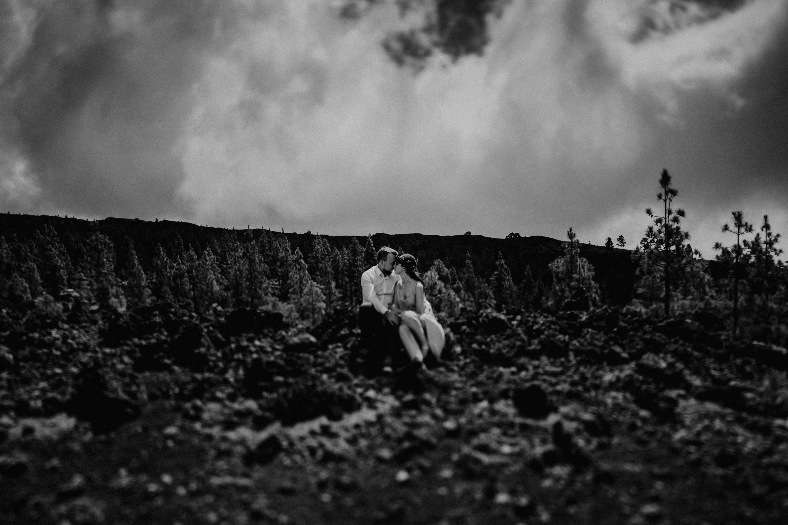 Dies ist ein Foto aus einer Fotoserie, die in einem Couple Shoot auf dem Teide in Teneriffa im Jahr 2017 entstanden ist.