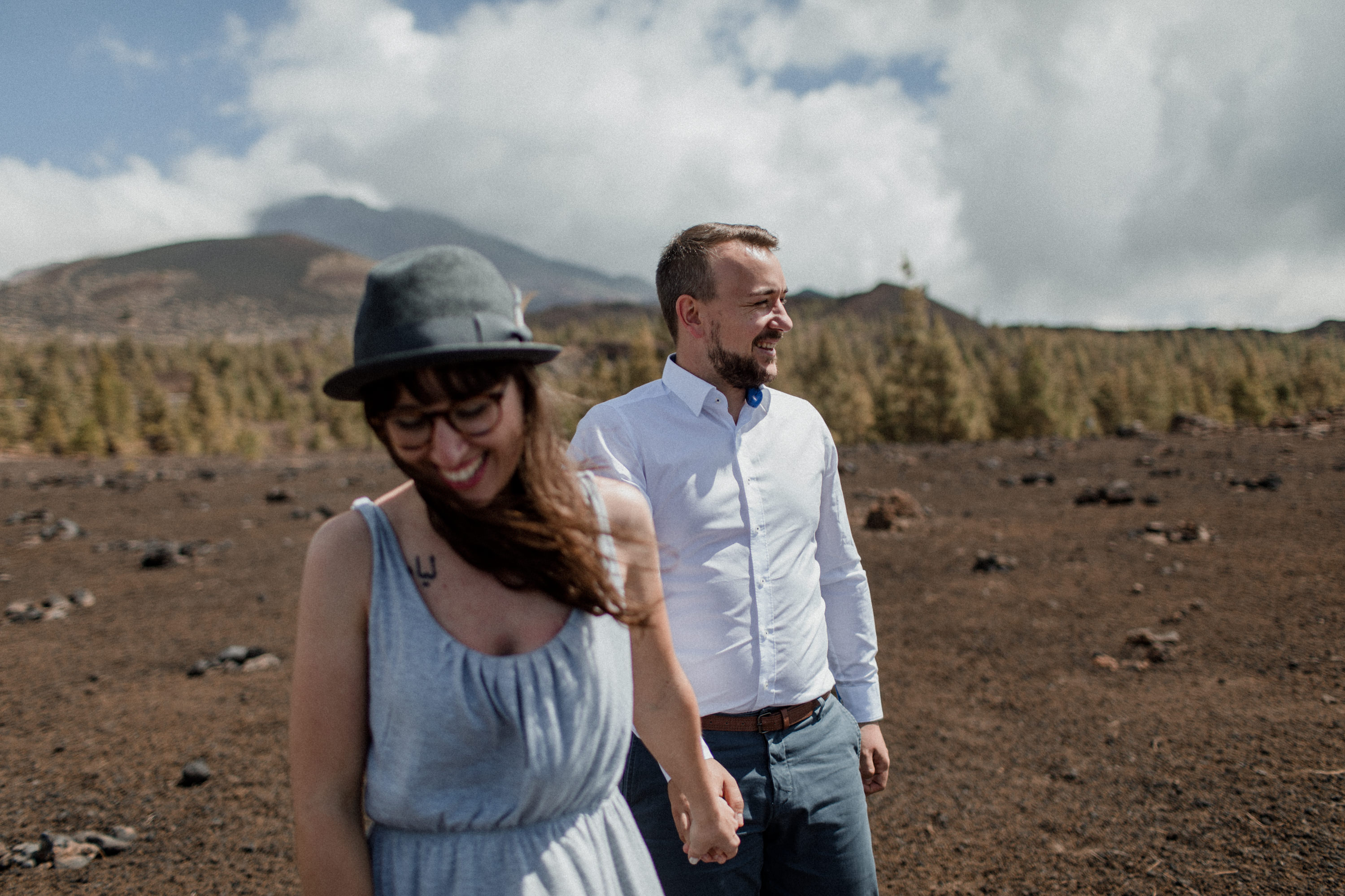 Dies ist ein Foto aus einer Fotoserie, die in einem Couple Shoot auf dem Teide in Teneriffa im Jahr 2017 entstanden ist.