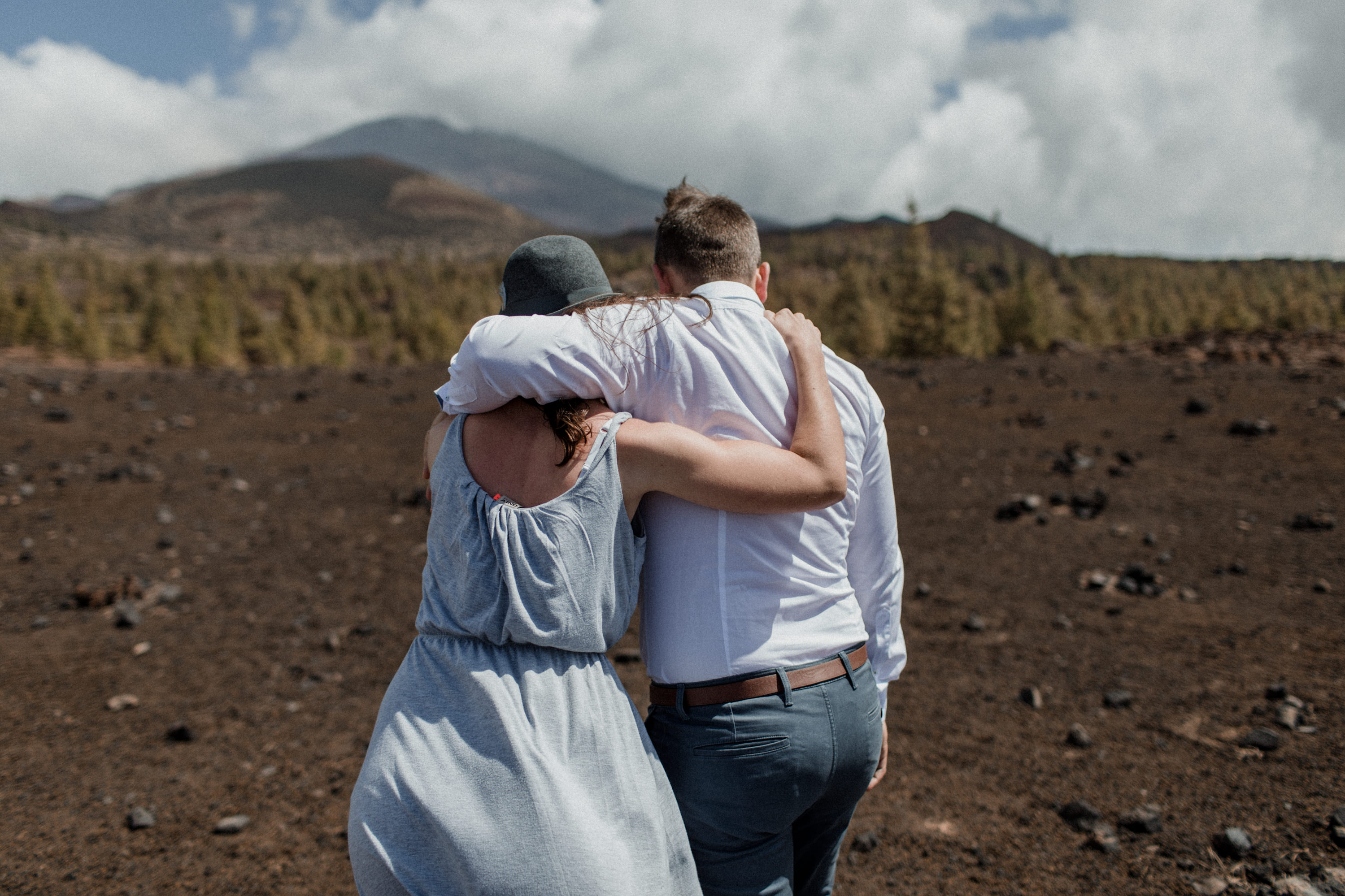 Dies ist ein Foto aus einer Fotoserie, die in einem Couple Shoot auf dem Teide in Teneriffa im Jahr 2017 entstanden ist.