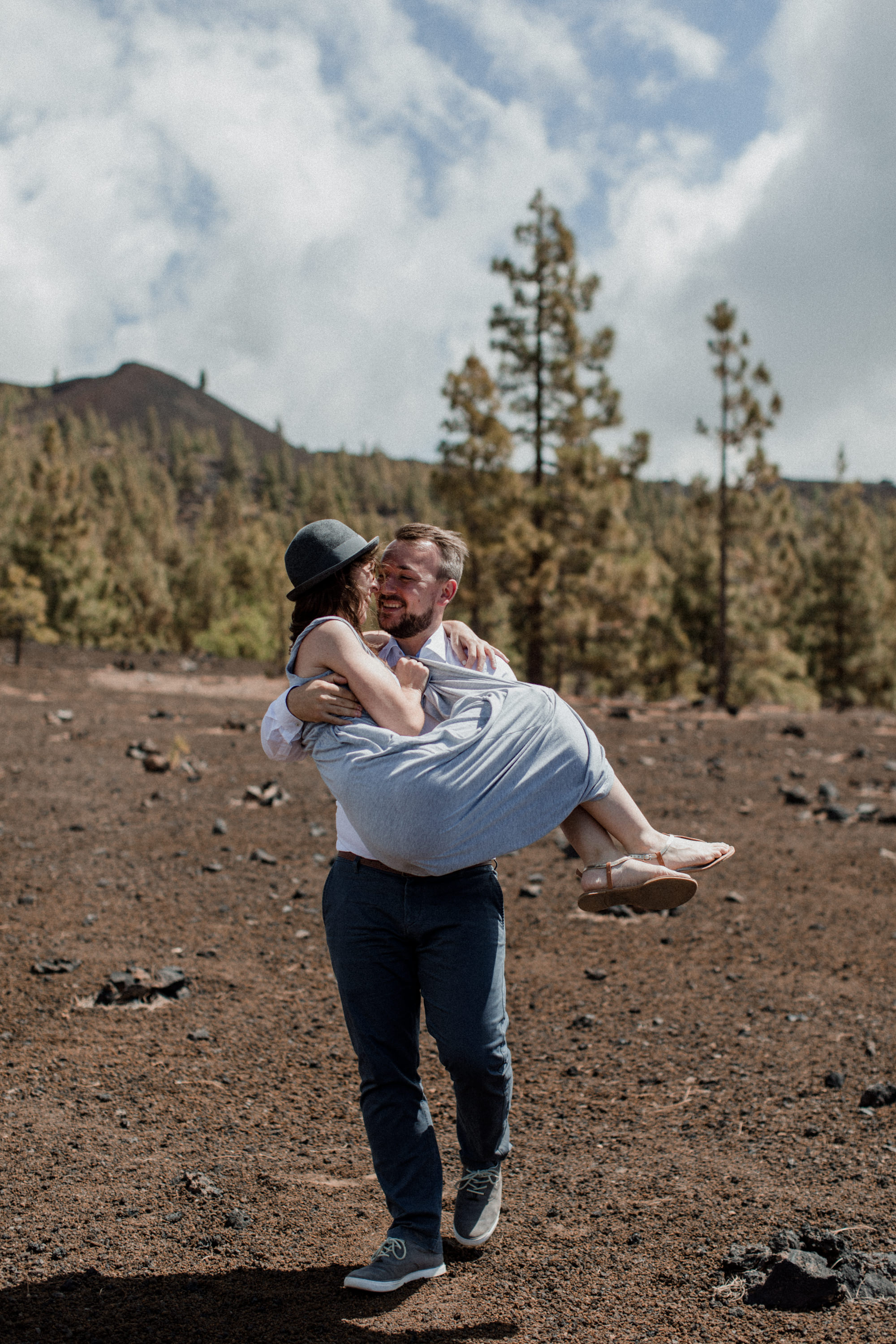 Dies ist ein Foto aus einer Fotoserie, die in einem Couple Shoot auf dem Teide in Teneriffa im Jahr 2017 entstanden ist.