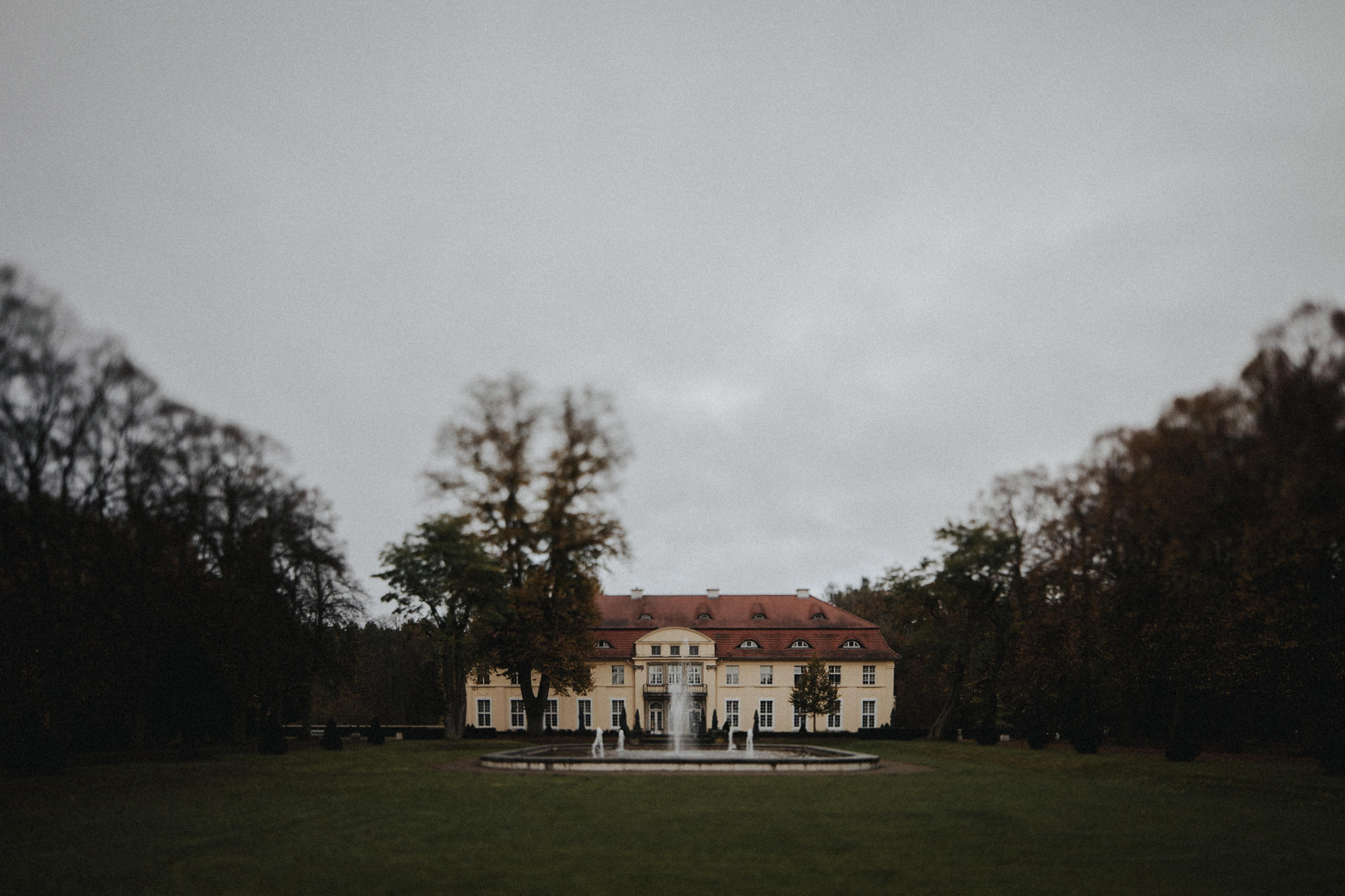 Hochzeitsfoto einer Hochzeitsreportage, fotografiert von Tom und Lia, einem Hochzeitsfotografenpaar aus Rostock. Die Hochzeit fand auf Schloss Hasenwinkell (Mecklenburg-Vorpommern, Ostsee) im Oktober 2017 statt.