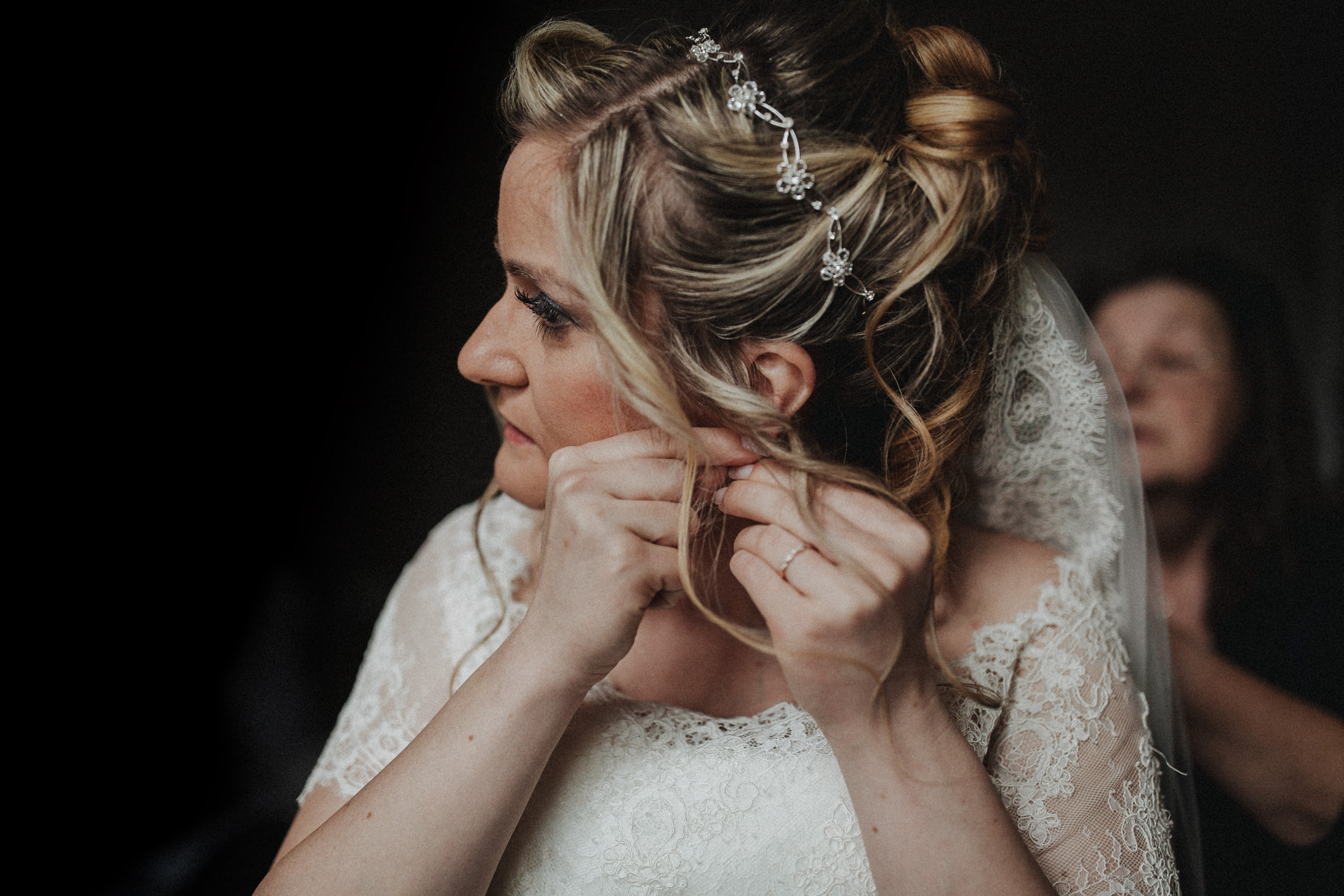 Hochzeitsfoto einer Hochzeitsreportage, fotografiert von Tom und Lia, einem Hochzeitsfotografenpaar aus Rostock. Die Hochzeit fand auf Schloss Hasenwinkell (Mecklenburg-Vorpommern, Ostsee) im Oktober 2017 statt.