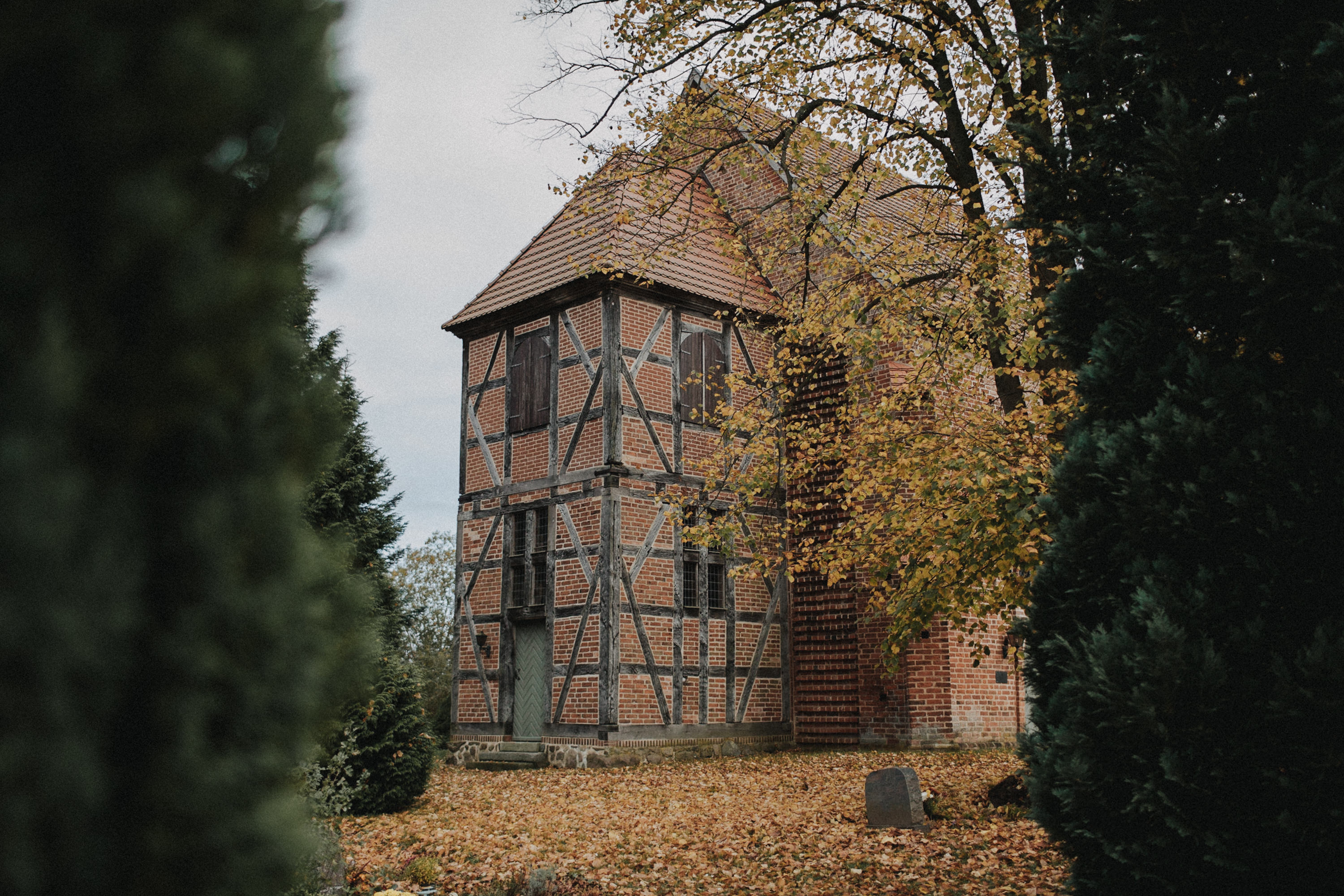 Hochzeitsfoto einer Hochzeitsreportage, fotografiert von Tom und Lia, einem Hochzeitsfotografenpaar aus Rostock. Die Hochzeit fand auf Schloss Hasenwinkell (Mecklenburg-Vorpommern, Ostsee) im Oktober 2017 statt.