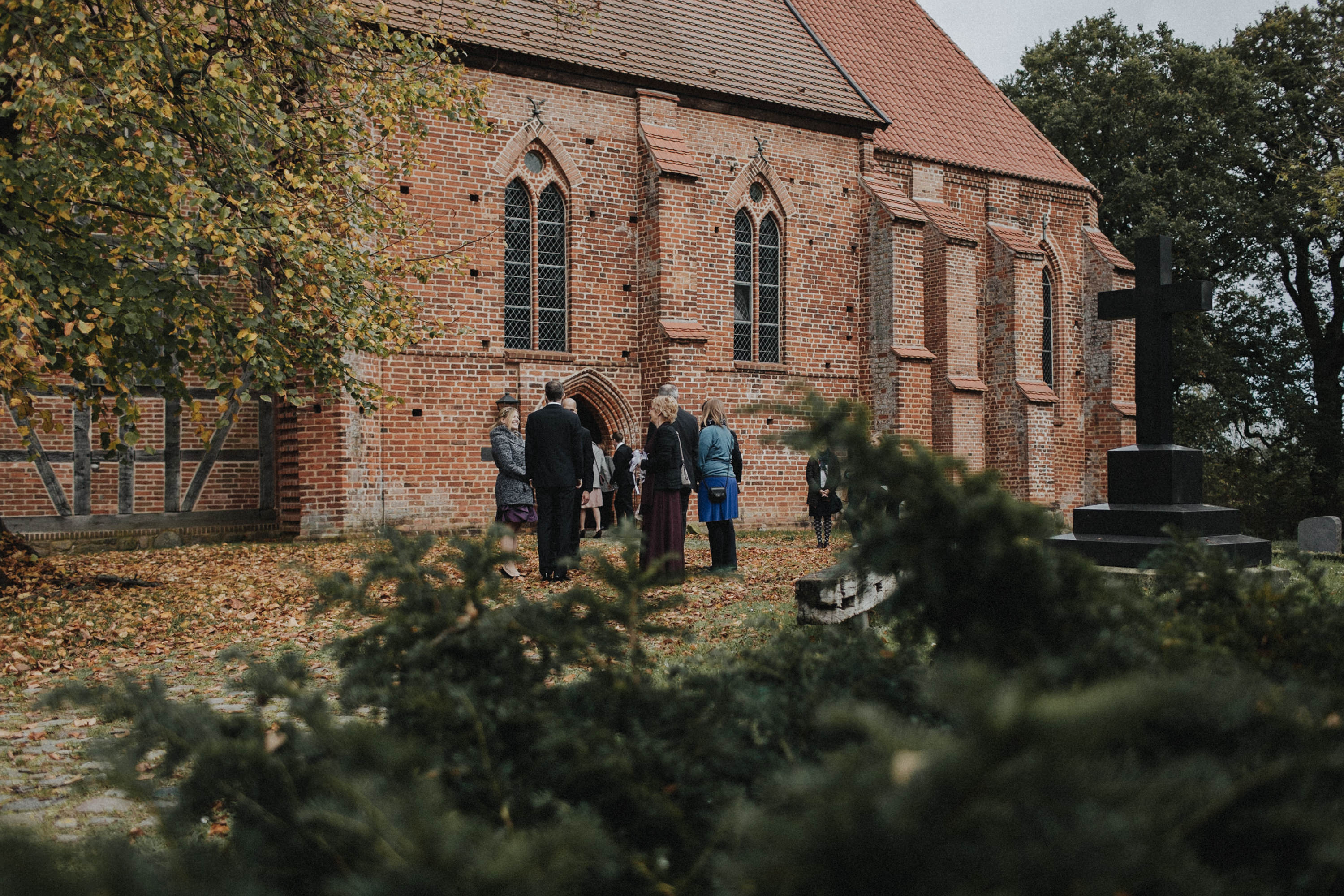 Hochzeitsfoto einer Hochzeitsreportage, fotografiert von Tom und Lia, einem Hochzeitsfotografenpaar aus Rostock. Die Hochzeit fand auf Schloss Hasenwinkell (Mecklenburg-Vorpommern, Ostsee) im Oktober 2017 statt.