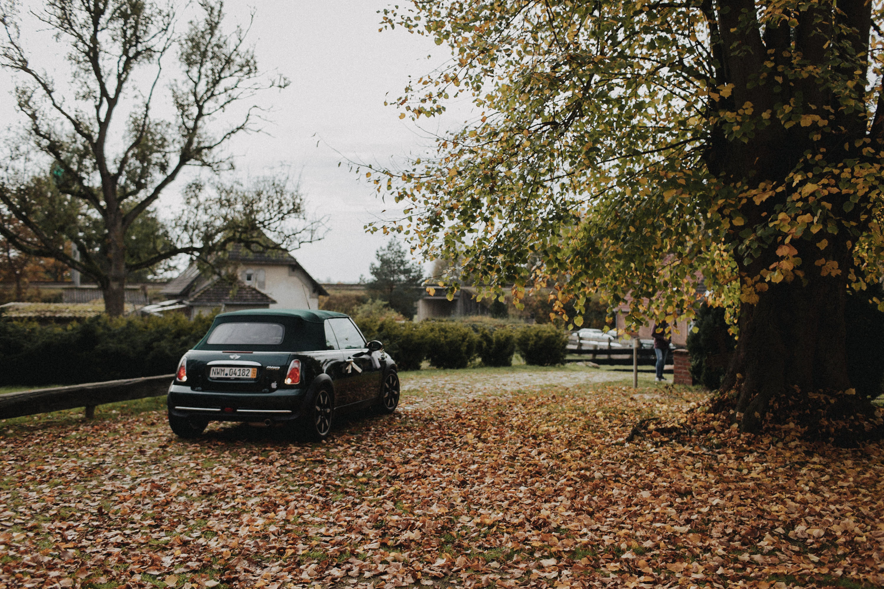 Hochzeitsfoto einer Hochzeitsreportage, fotografiert von Tom und Lia, einem Hochzeitsfotografenpaar aus Rostock. Die Hochzeit fand auf Schloss Hasenwinkell (Mecklenburg-Vorpommern, Ostsee) im Oktober 2017 statt.