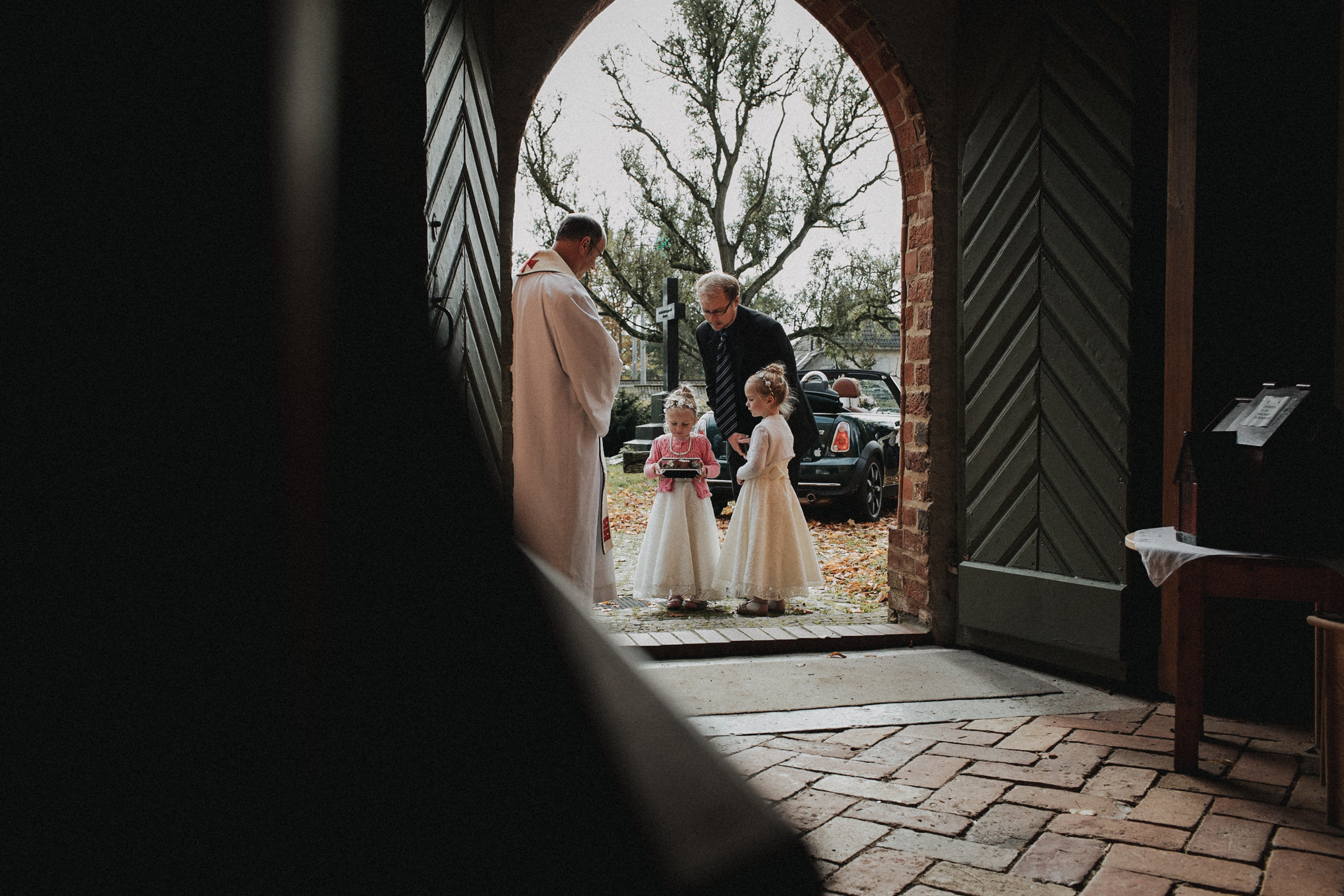 Hochzeitsfoto einer Hochzeitsreportage, fotografiert von Tom und Lia, einem Hochzeitsfotografenpaar aus Rostock. Die Hochzeit fand auf Schloss Hasenwinkell (Mecklenburg-Vorpommern, Ostsee) im Oktober 2017 statt.