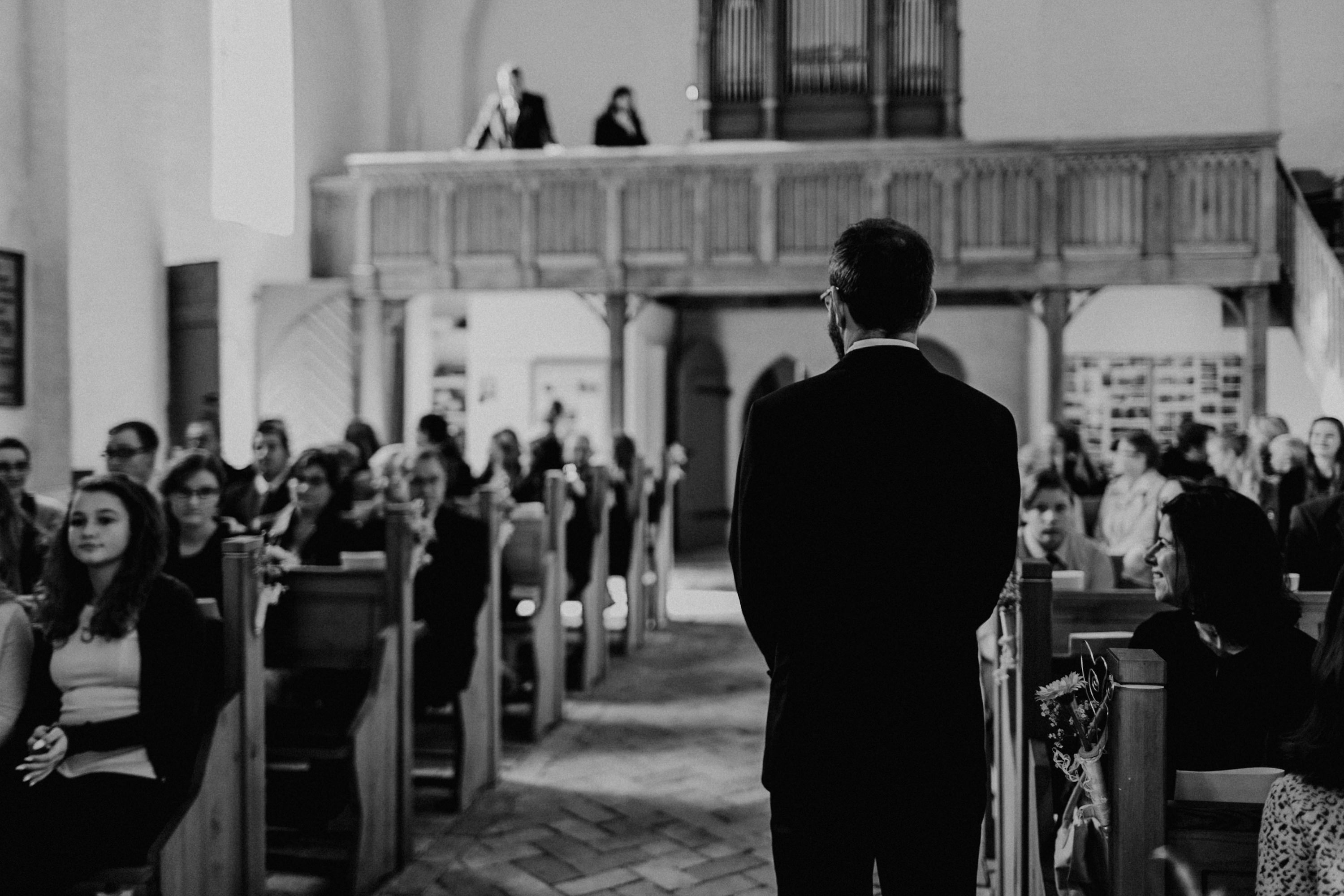 Hochzeitsfoto einer Hochzeitsreportage, fotografiert von Tom und Lia, einem Hochzeitsfotografenpaar aus Rostock. Die Hochzeit fand auf Schloss Hasenwinkell (Mecklenburg-Vorpommern, Ostsee) im Oktober 2017 statt.