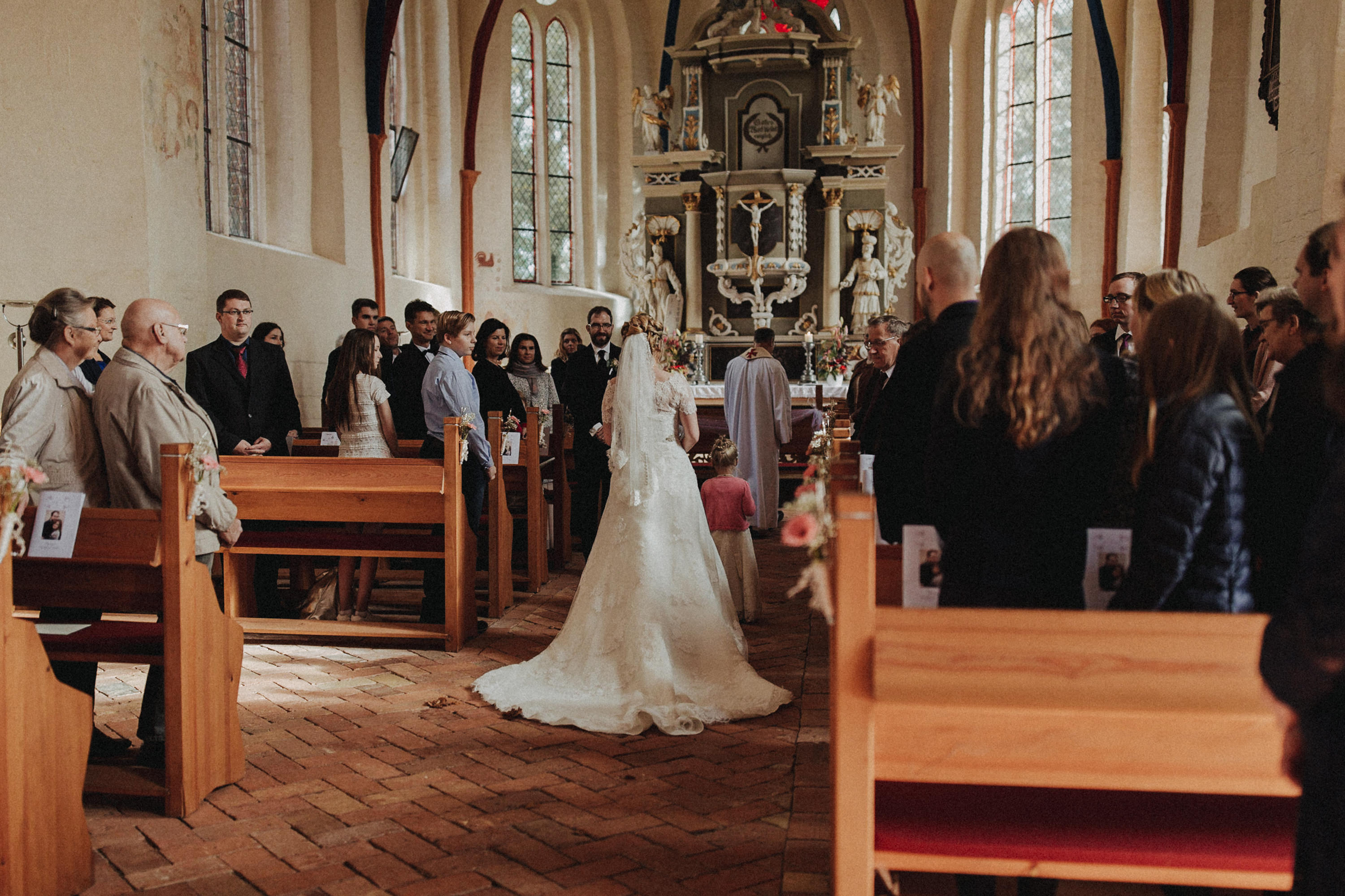 Hochzeitsfoto einer Hochzeitsreportage, fotografiert von Tom und Lia, einem Hochzeitsfotografenpaar aus Rostock. Die Hochzeit fand auf Schloss Hasenwinkell (Mecklenburg-Vorpommern, Ostsee) im Oktober 2017 statt.