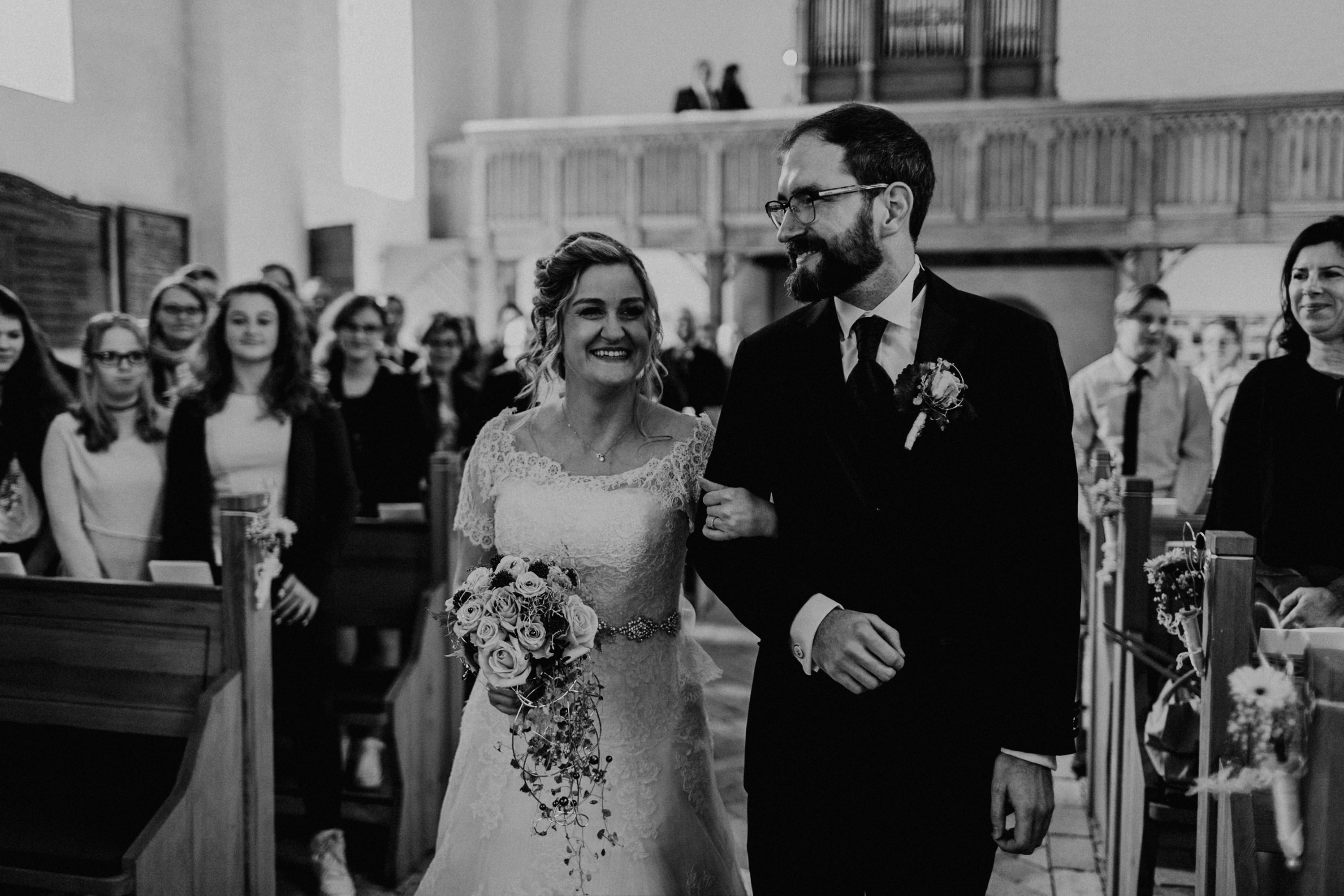 Hochzeitsfoto einer Hochzeitsreportage, fotografiert von Tom und Lia, einem Hochzeitsfotografenpaar aus Rostock. Die Hochzeit fand auf Schloss Hasenwinkell (Mecklenburg-Vorpommern, Ostsee) im Oktober 2017 statt.