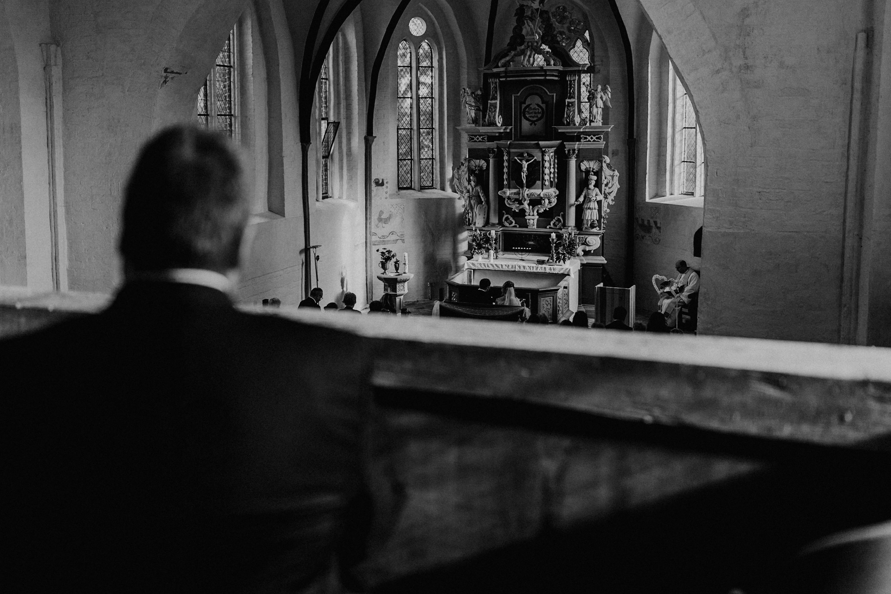 Hochzeitsfoto einer Hochzeitsreportage, fotografiert von Tom und Lia, einem Hochzeitsfotografenpaar aus Rostock. Die Hochzeit fand auf Schloss Hasenwinkell (Mecklenburg-Vorpommern, Ostsee) im Oktober 2017 statt.