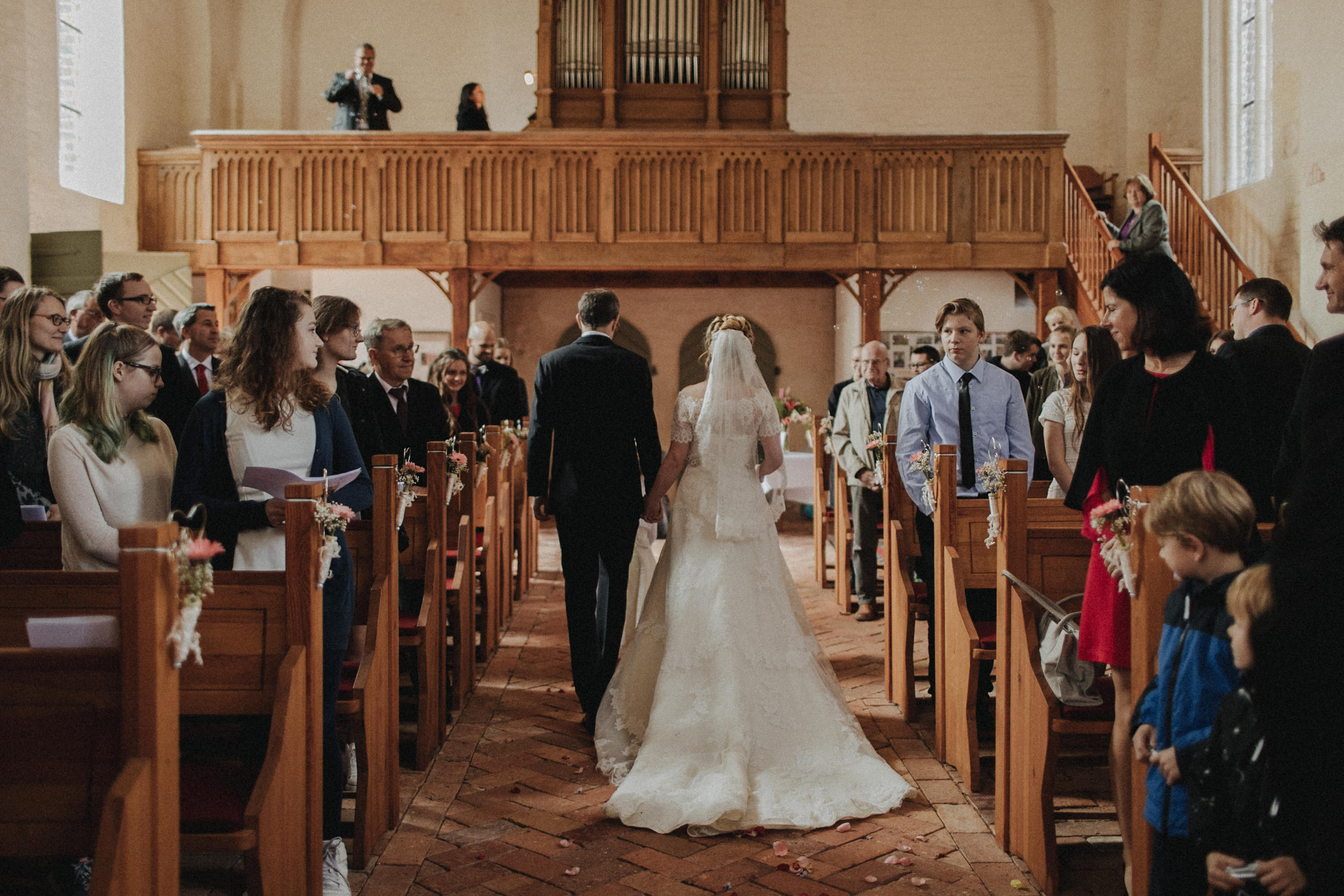 Hochzeitsfoto einer Hochzeitsreportage, fotografiert von Tom und Lia, einem Hochzeitsfotografenpaar aus Rostock. Die Hochzeit fand auf Schloss Hasenwinkell (Mecklenburg-Vorpommern, Ostsee) im Oktober 2017 statt.