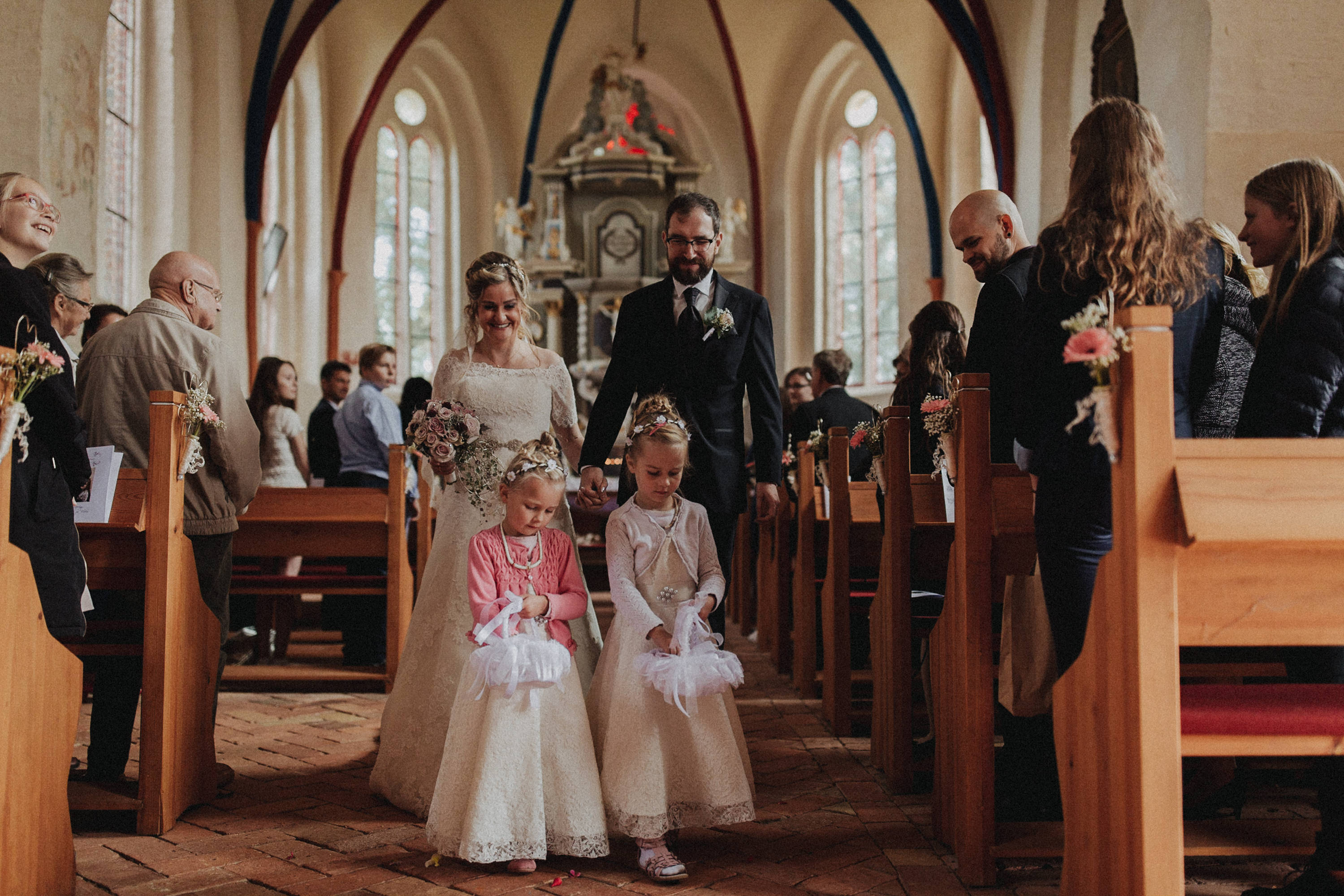 Hochzeitsfoto einer Hochzeitsreportage, fotografiert von Tom und Lia, einem Hochzeitsfotografenpaar aus Rostock. Die Hochzeit fand auf Schloss Hasenwinkell (Mecklenburg-Vorpommern, Ostsee) im Oktober 2017 statt.