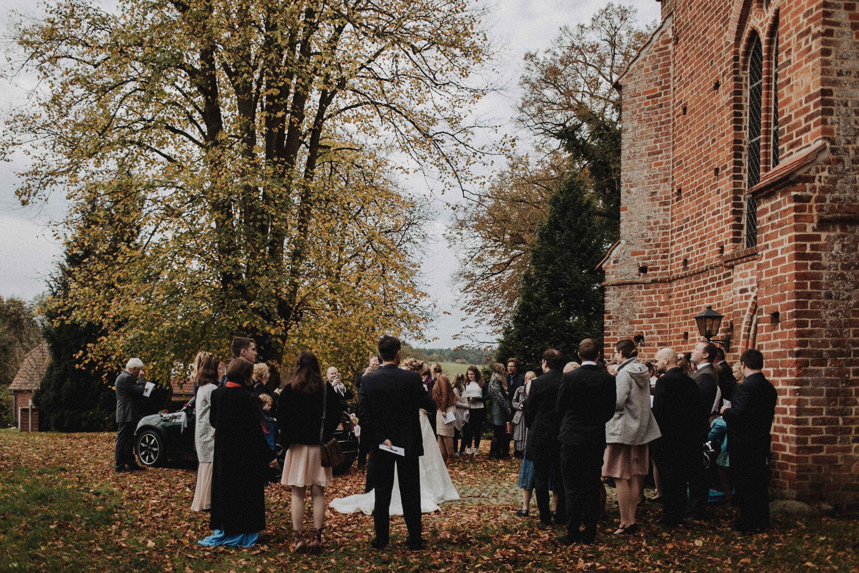 Hochzeitsfoto einer Hochzeitsreportage, fotografiert von Tom und Lia, einem Hochzeitsfotografenpaar aus Rostock. Die Hochzeit fand auf Schloss Hasenwinkell (Mecklenburg-Vorpommern, Ostsee) im Oktober 2017 statt.