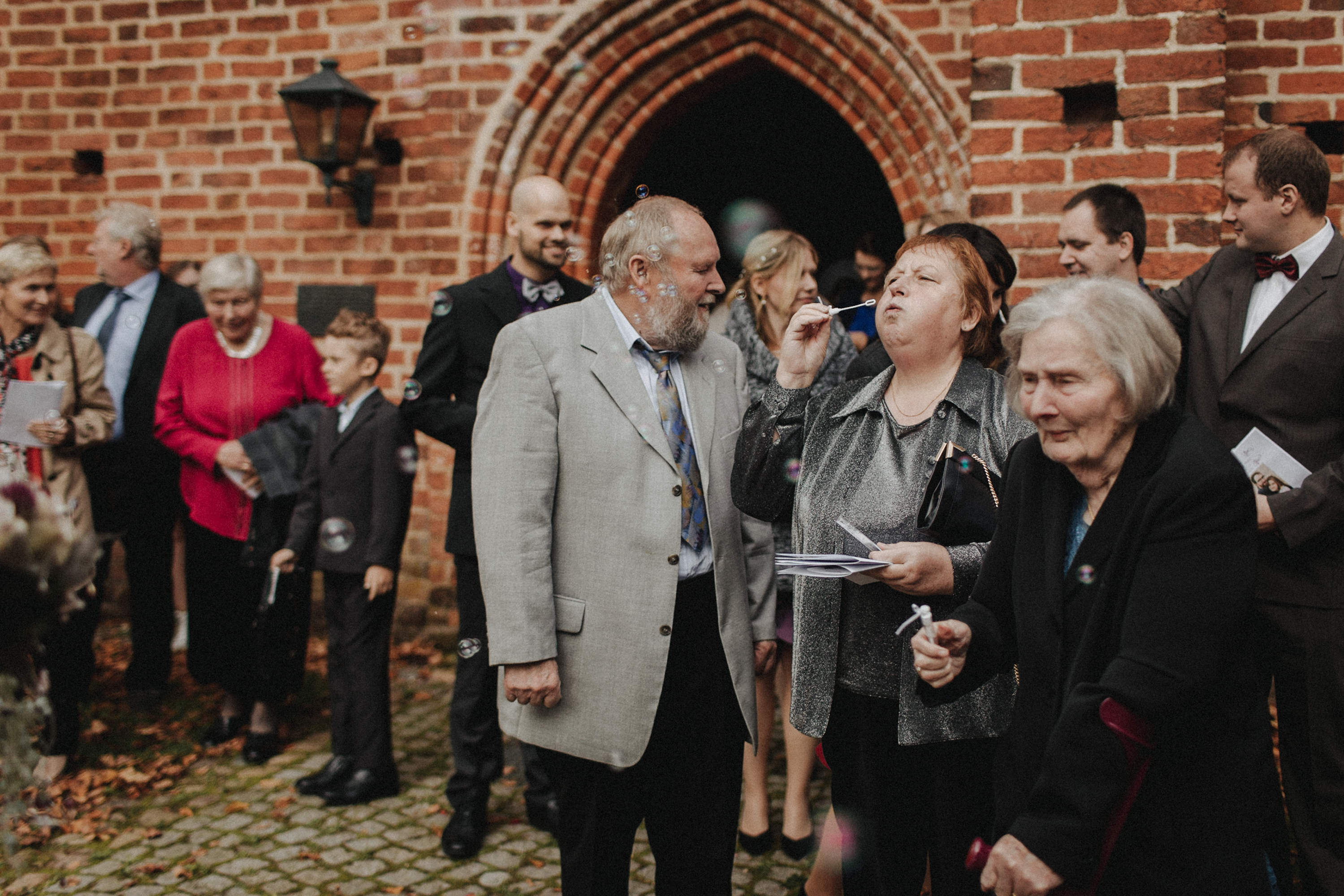 Hochzeitsfoto einer Hochzeitsreportage, fotografiert von Tom und Lia, einem Hochzeitsfotografenpaar aus Rostock. Die Hochzeit fand auf Schloss Hasenwinkell (Mecklenburg-Vorpommern, Ostsee) im Oktober 2017 statt.