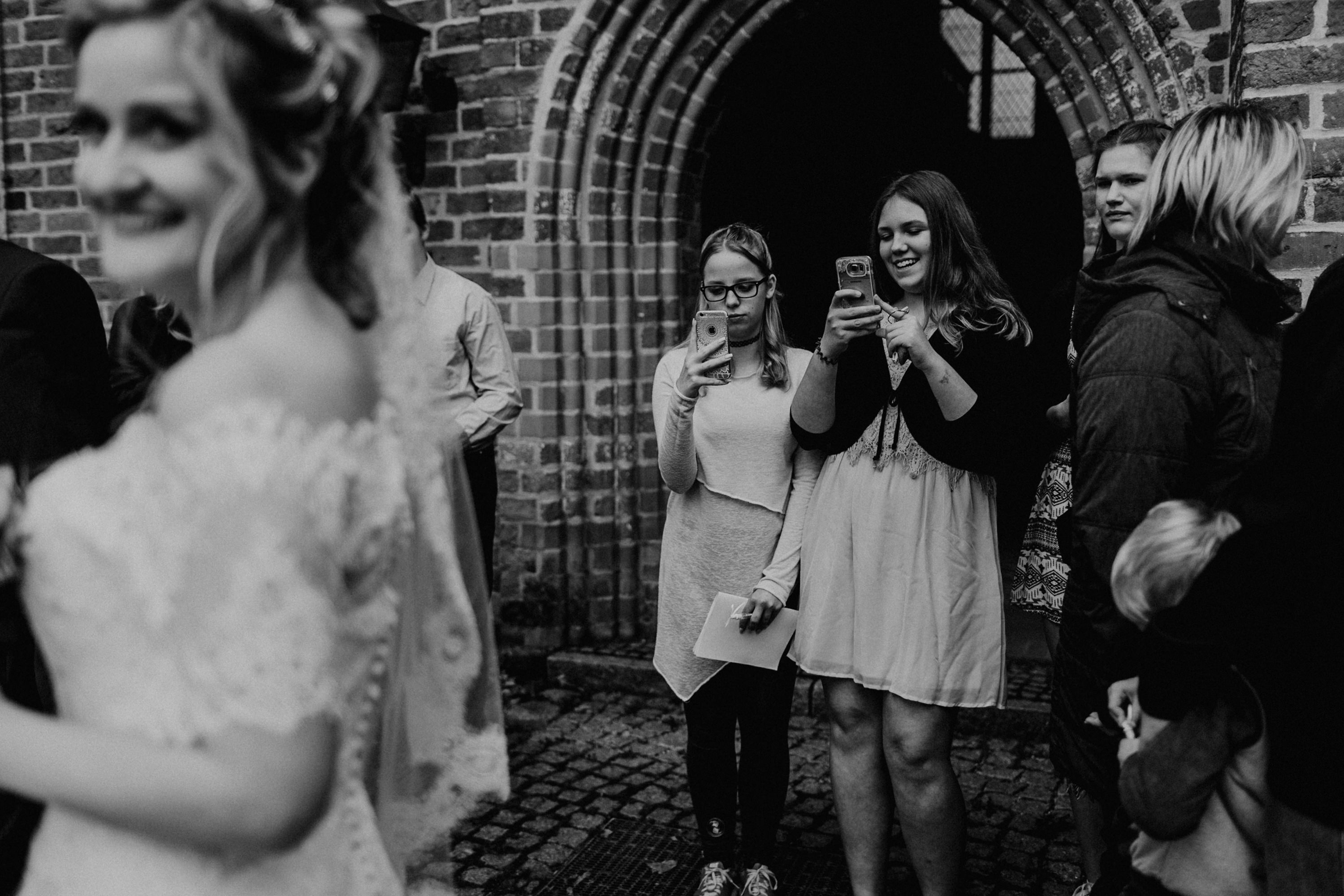 Hochzeitsfoto einer Hochzeitsreportage, fotografiert von Tom und Lia, einem Hochzeitsfotografenpaar aus Rostock. Die Hochzeit fand auf Schloss Hasenwinkell (Mecklenburg-Vorpommern, Ostsee) im Oktober 2017 statt.