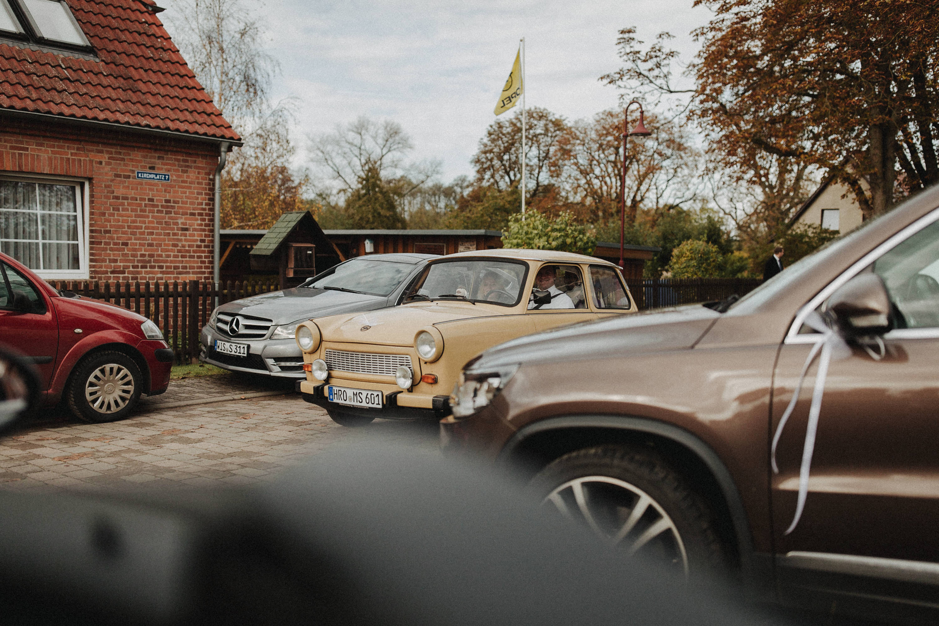 Hochzeitsfoto einer Hochzeitsreportage, fotografiert von Tom und Lia, einem Hochzeitsfotografenpaar aus Rostock. Die Hochzeit fand auf Schloss Hasenwinkell (Mecklenburg-Vorpommern, Ostsee) im Oktober 2017 statt.