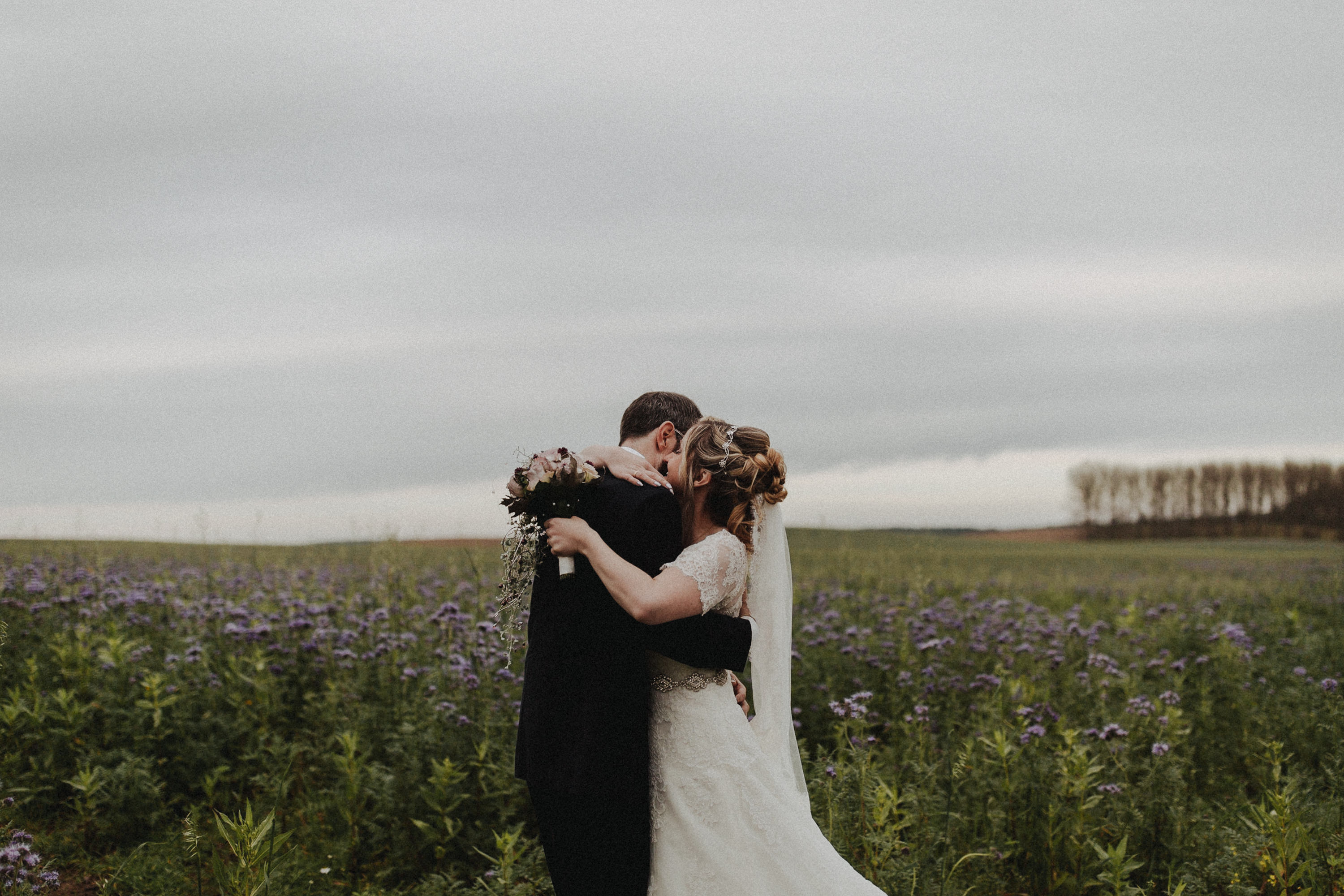 Hochzeitsfoto einer Hochzeitsreportage, fotografiert von Tom und Lia, einem Hochzeitsfotografenpaar aus Rostock. Die Hochzeit fand auf Schloss Hasenwinkell (Mecklenburg-Vorpommern, Ostsee) im Oktober 2017 statt.