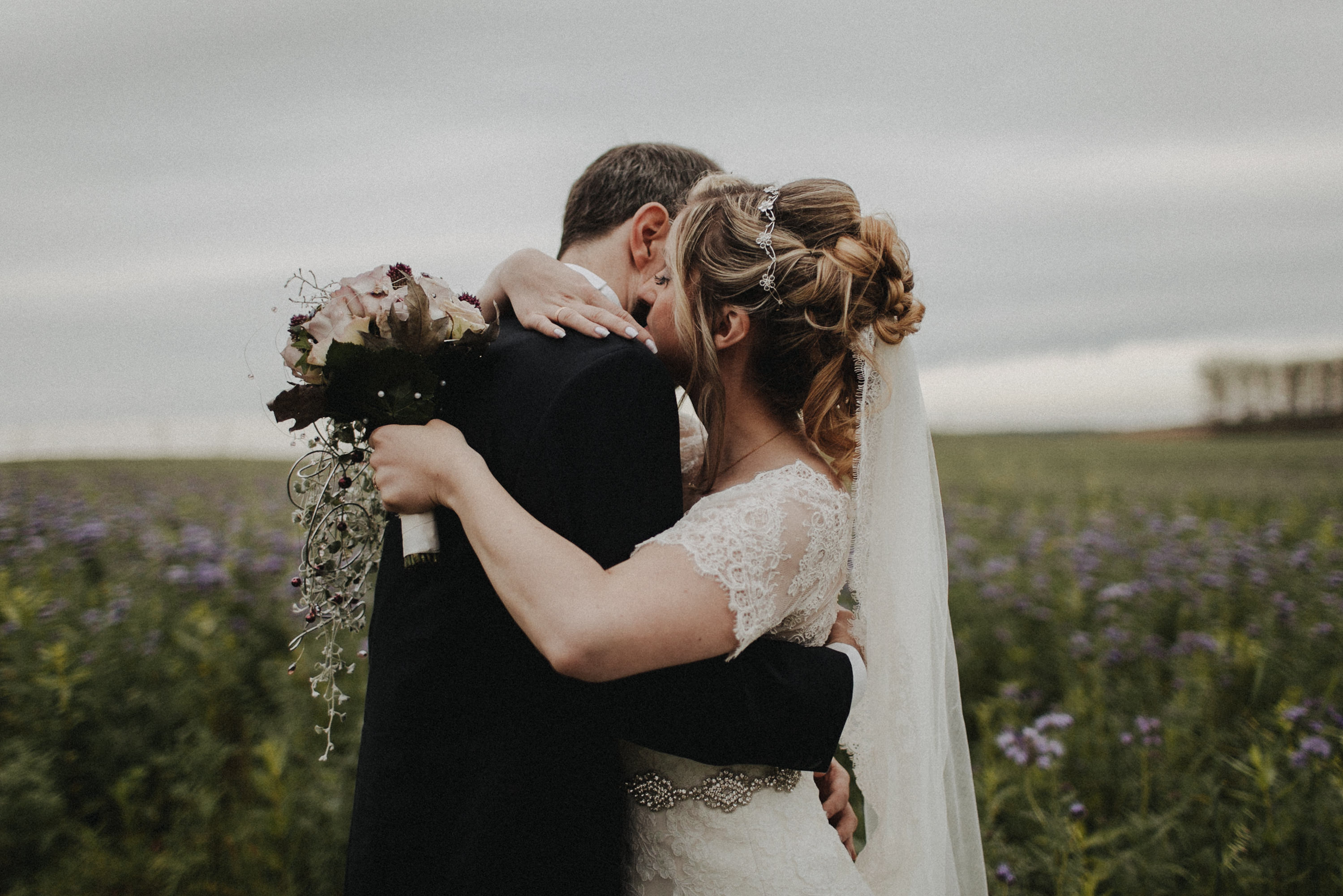 Hochzeitsfoto einer Hochzeitsreportage, fotografiert von Tom und Lia, einem Hochzeitsfotografenpaar aus Rostock. Die Hochzeit fand auf Schloss Hasenwinkell (Mecklenburg-Vorpommern, Ostsee) im Oktober 2017 statt.