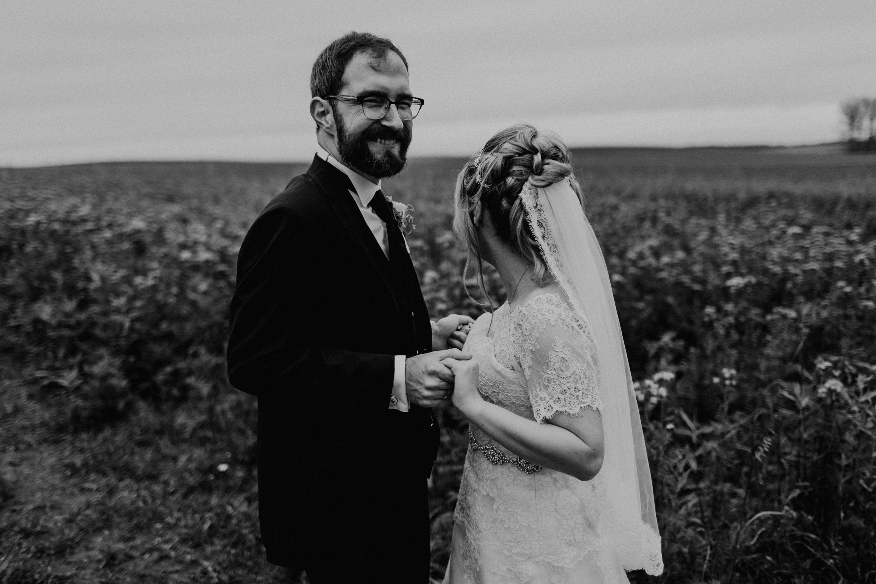 Hochzeitsfoto einer Hochzeitsreportage, fotografiert von Tom und Lia, einem Hochzeitsfotografenpaar aus Rostock. Die Hochzeit fand auf Schloss Hasenwinkell (Mecklenburg-Vorpommern, Ostsee) im Oktober 2017 statt.