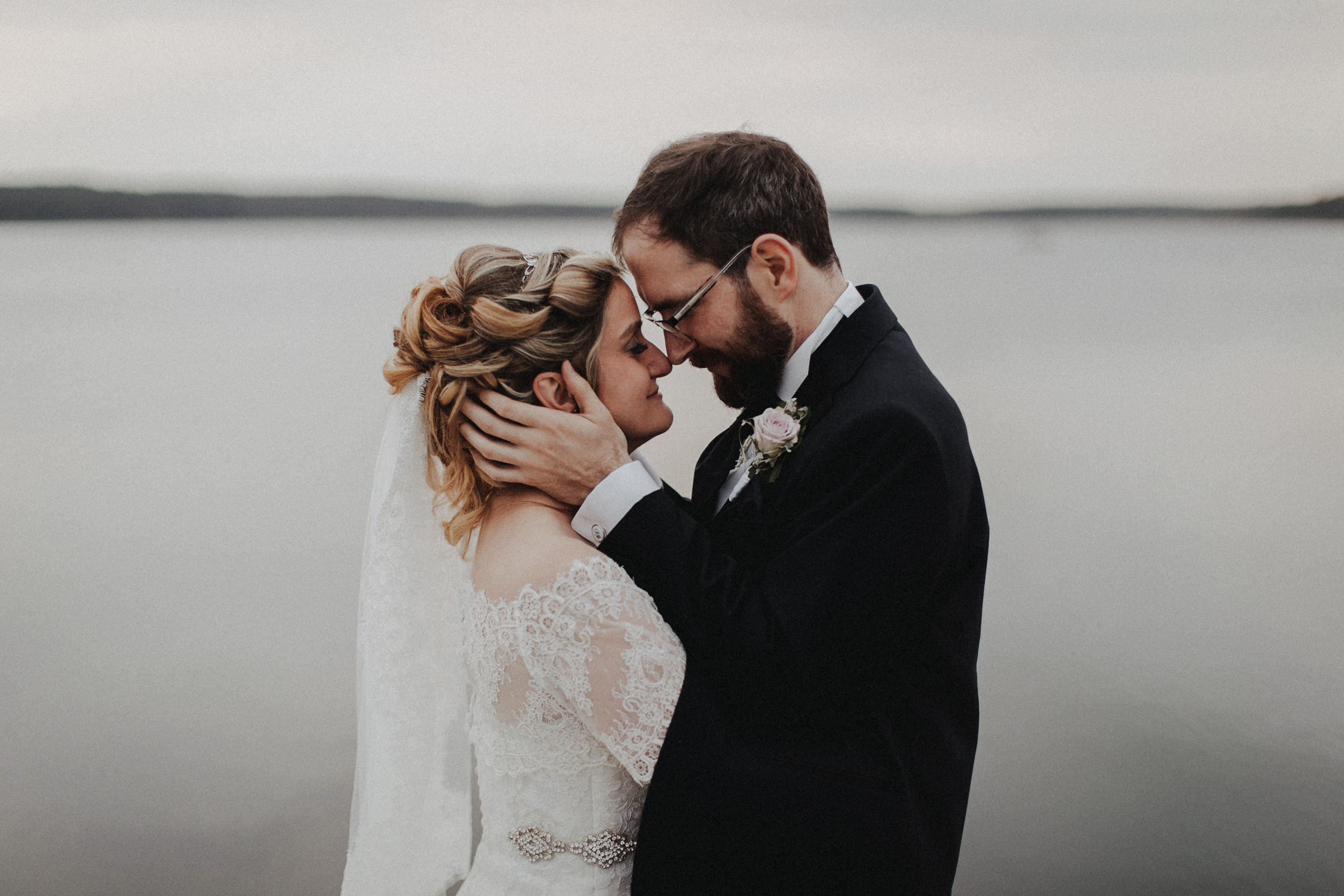 Hochzeitsfoto einer Hochzeitsreportage, fotografiert von Tom und Lia, einem Hochzeitsfotografenpaar aus Rostock. Die Hochzeit fand auf Schloss Hasenwinkell (Mecklenburg-Vorpommern, Ostsee) im Oktober 2017 statt.