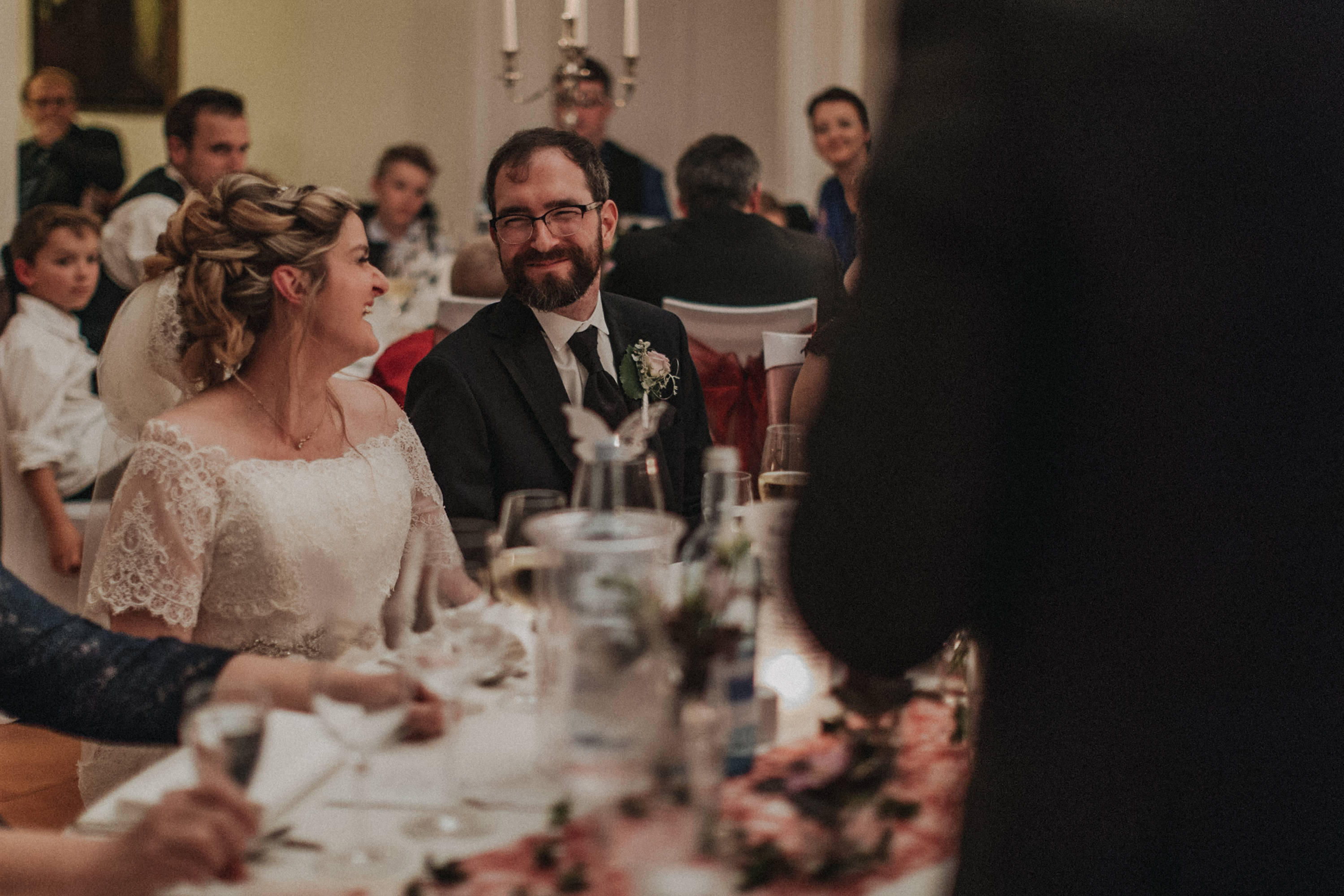 Hochzeitsfoto einer Hochzeitsreportage, fotografiert von Tom und Lia, einem Hochzeitsfotografenpaar aus Rostock. Die Hochzeit fand auf Schloss Hasenwinkell (Mecklenburg-Vorpommern, Ostsee) im Oktober 2017 statt.