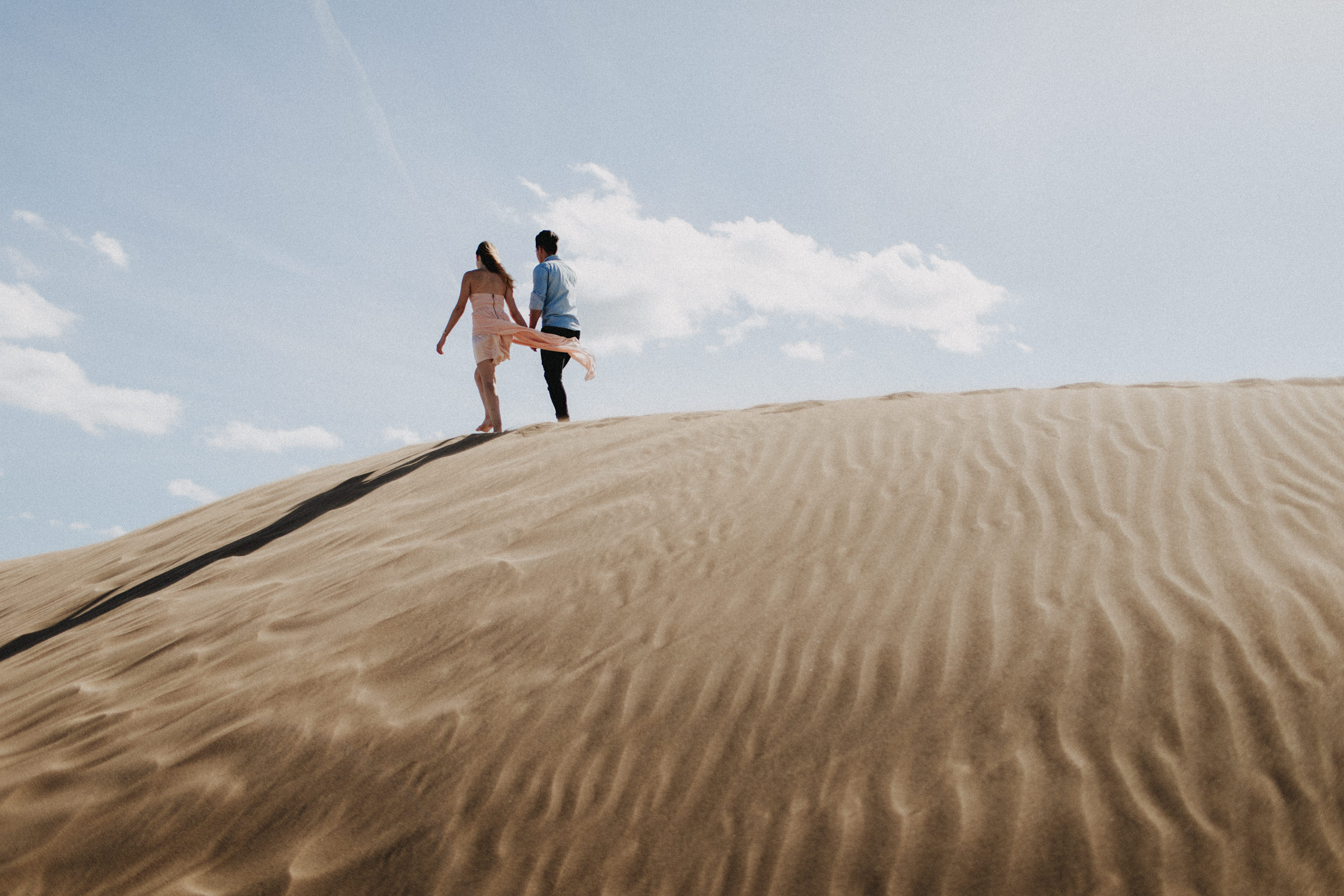 Zu sehen ist das Foto eines Elopement Shoots auf Gran Canaria in den Dünen von Maspalomas, aufgenommen von Tom und Lia, Hochzeitsfotografen aus Rostock. You see a photo that has been taken in the dunes of Maspalomas during an elopement shoot, Gran Canaria, by Tom and Lia, wedding photographers from Germany.