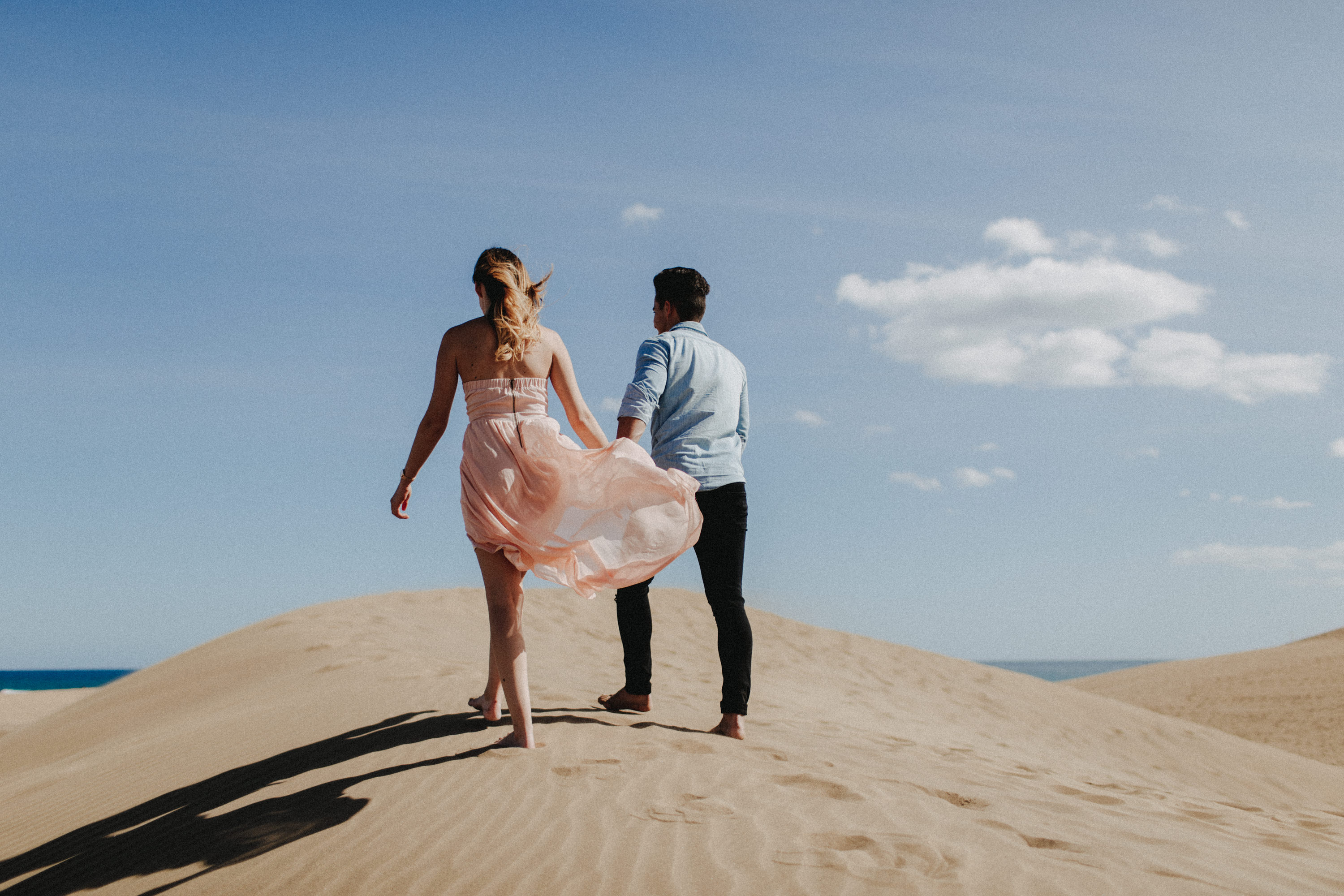 Zu sehen ist das Foto eines Elopement Shoots auf Gran Canaria in den Dünen von Maspalomas, aufgenommen von Tom und Lia, Hochzeitsfotografen aus Rostock. You see a photo that has been taken in the dunes of Maspalomas during an elopement shoot, Gran Canaria, by Tom and Lia, wedding photographers from Germany.