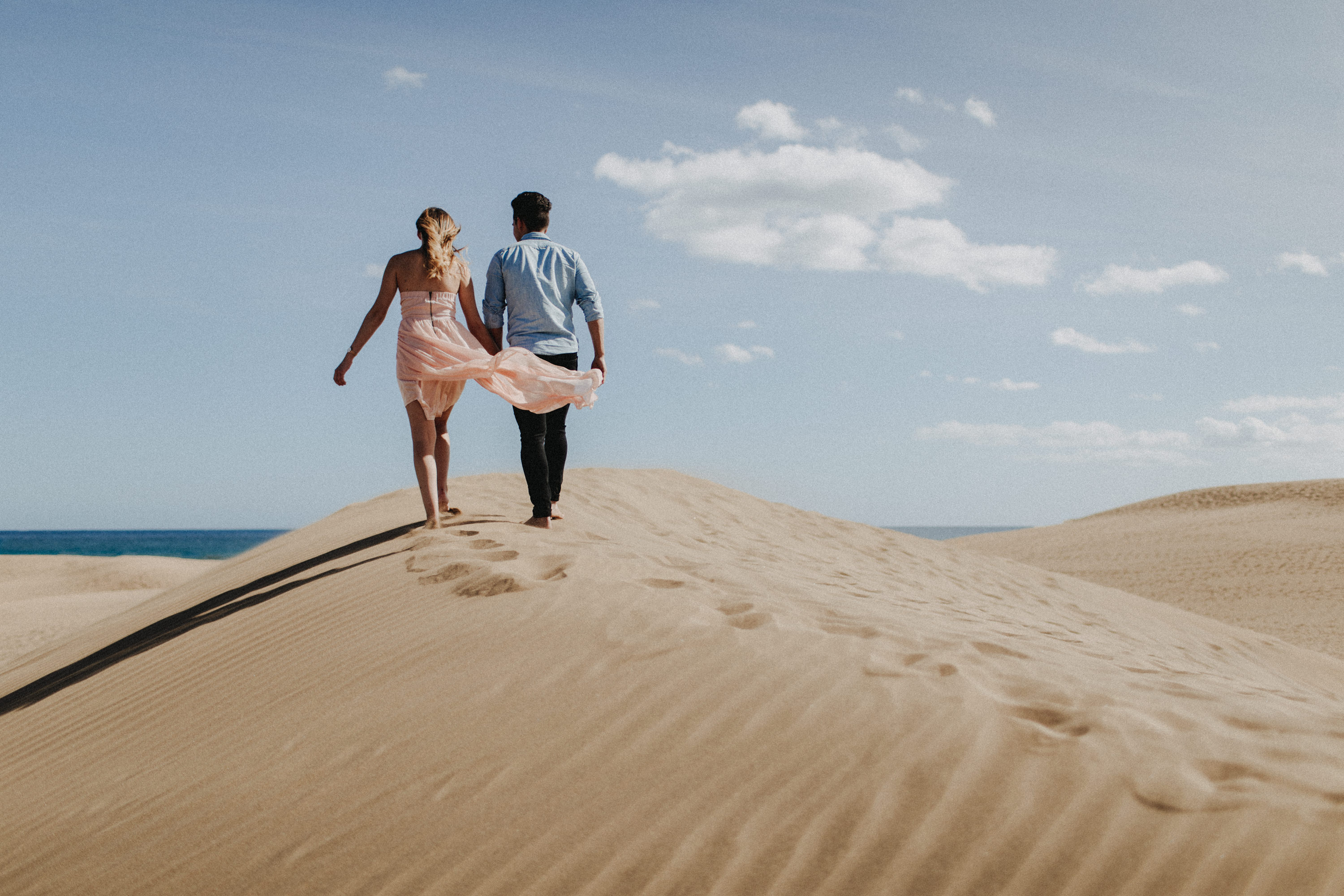 Zu sehen ist das Foto eines Elopement Shoots auf Gran Canaria in den Dünen von Maspalomas, aufgenommen von Tom und Lia, Hochzeitsfotografen aus Rostock. You see a photo that has been taken in the dunes of Maspalomas during an elopement shoot, Gran Canaria, by Tom and Lia, wedding photographers from Germany.