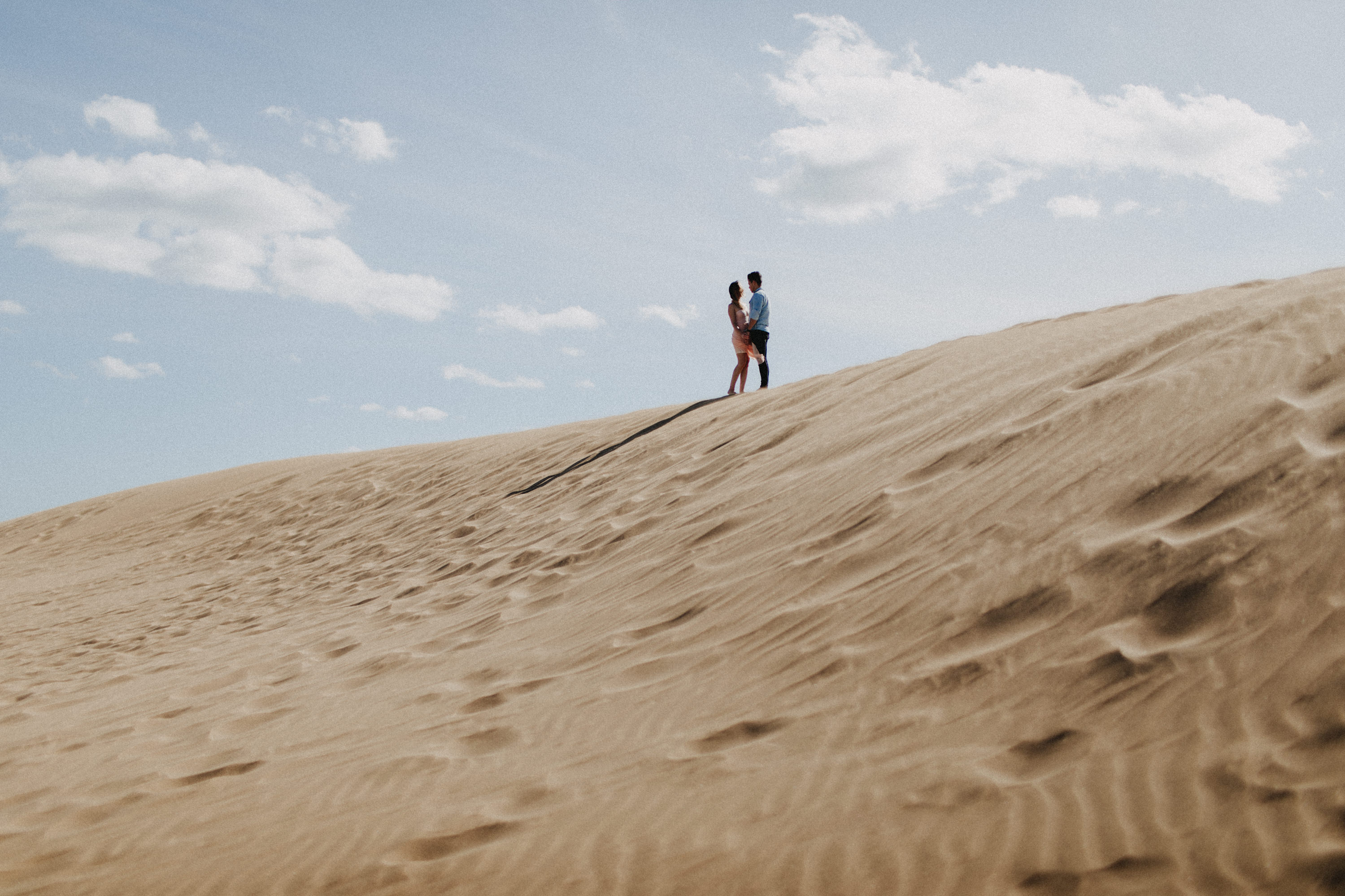 Zu sehen ist das Foto eines Elopement Shoots auf Gran Canaria in den Dünen von Maspalomas, aufgenommen von Tom und Lia, Hochzeitsfotografen aus Rostock. You see a photo that has been taken in the dunes of Maspalomas during an elopement shoot, Gran Canaria, by Tom and Lia, wedding photographers from Germany.