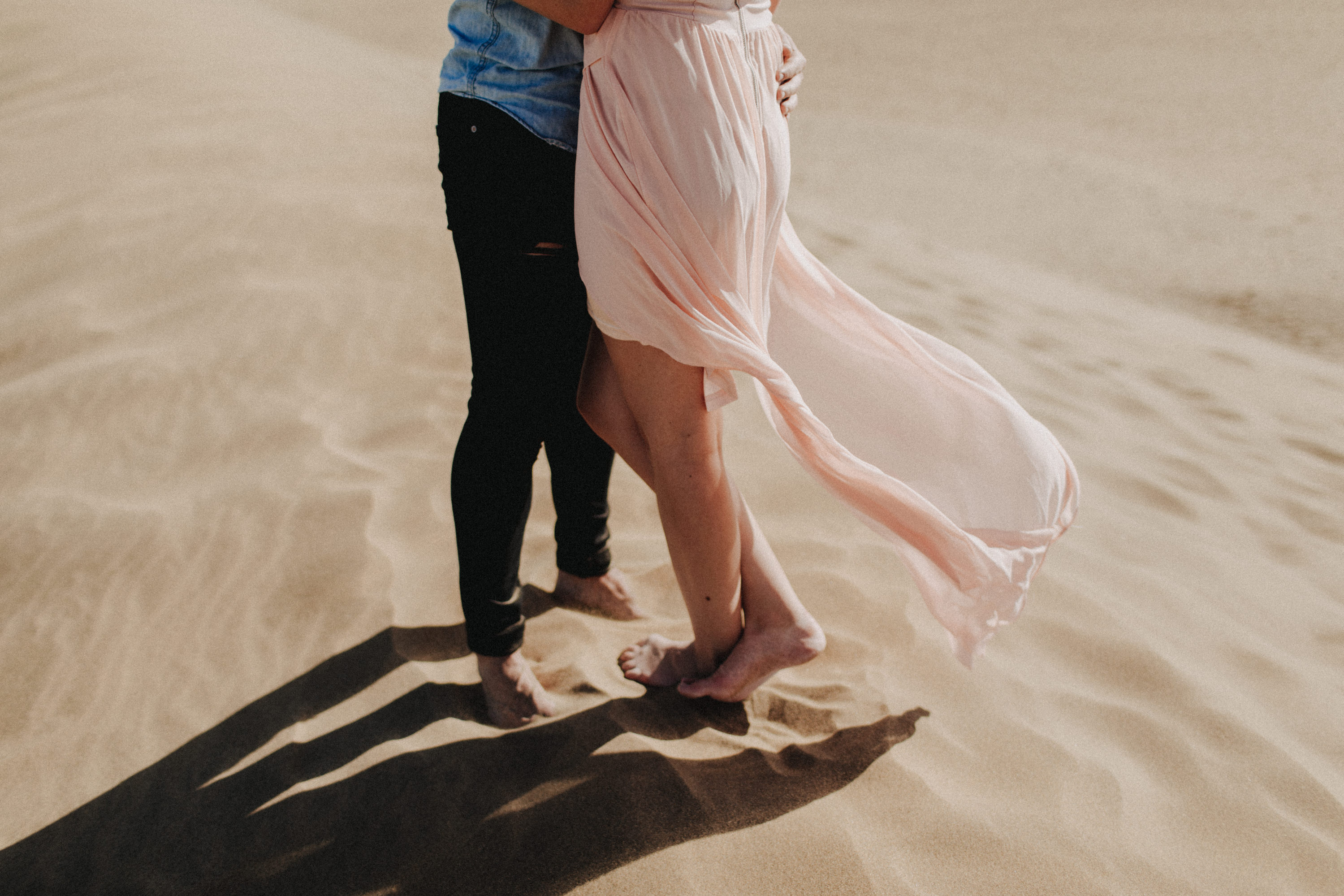 Zu sehen ist das Foto eines Elopement Shoots auf Gran Canaria in den Dünen von Maspalomas, aufgenommen von Tom und Lia, Hochzeitsfotografen aus Rostock. You see a photo that has been taken in the dunes of Maspalomas during an elopement shoot, Gran Canaria, by Tom and Lia, wedding photographers from Germany.