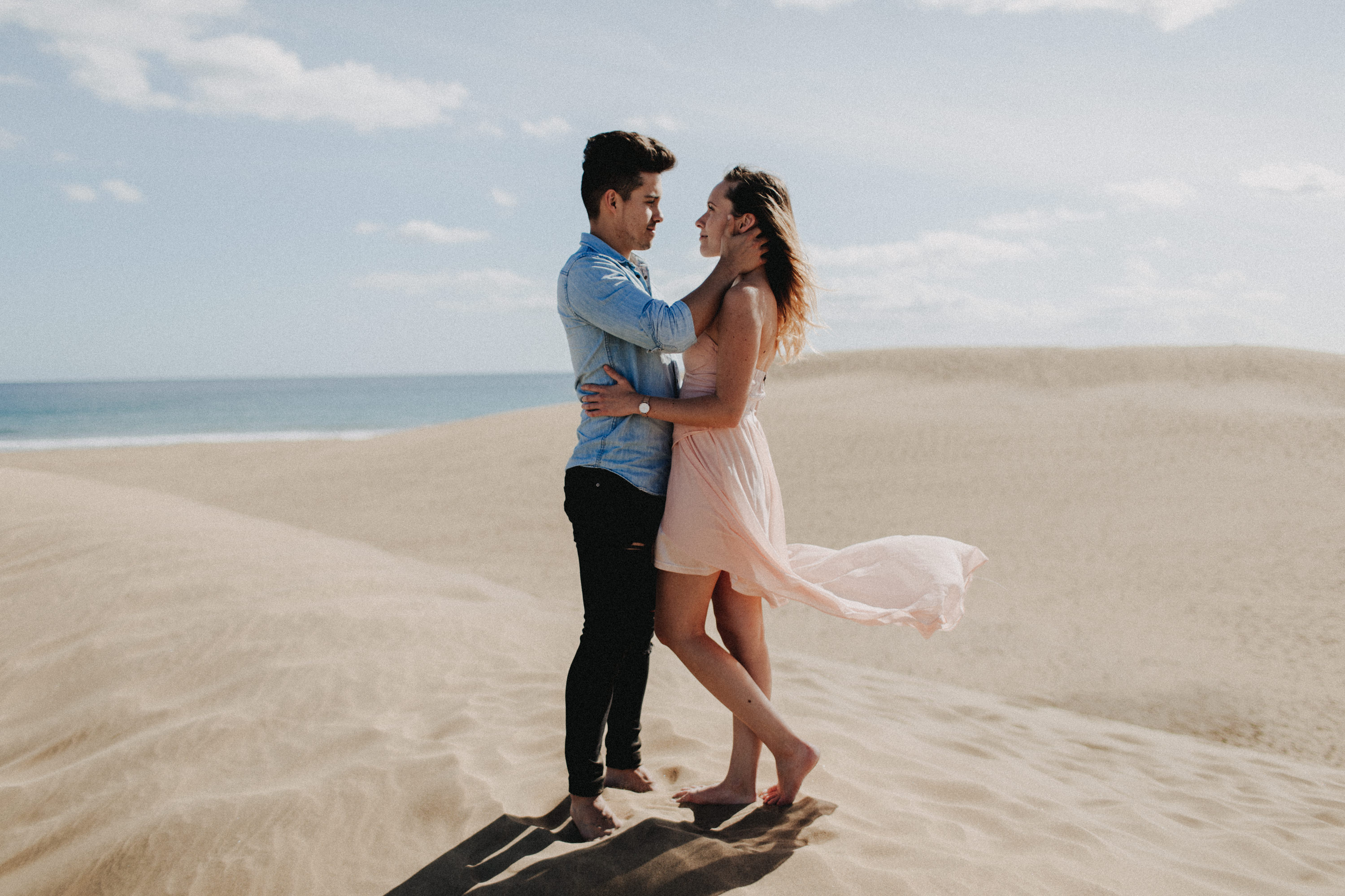 Zu sehen ist das Foto eines Elopement Shoots auf Gran Canaria in den Dünen von Maspalomas, aufgenommen von Tom und Lia, Hochzeitsfotografen aus Rostock. You see a photo that has been taken in the dunes of Maspalomas during an elopement shoot, Gran Canaria, by Tom and Lia, wedding photographers from Germany.