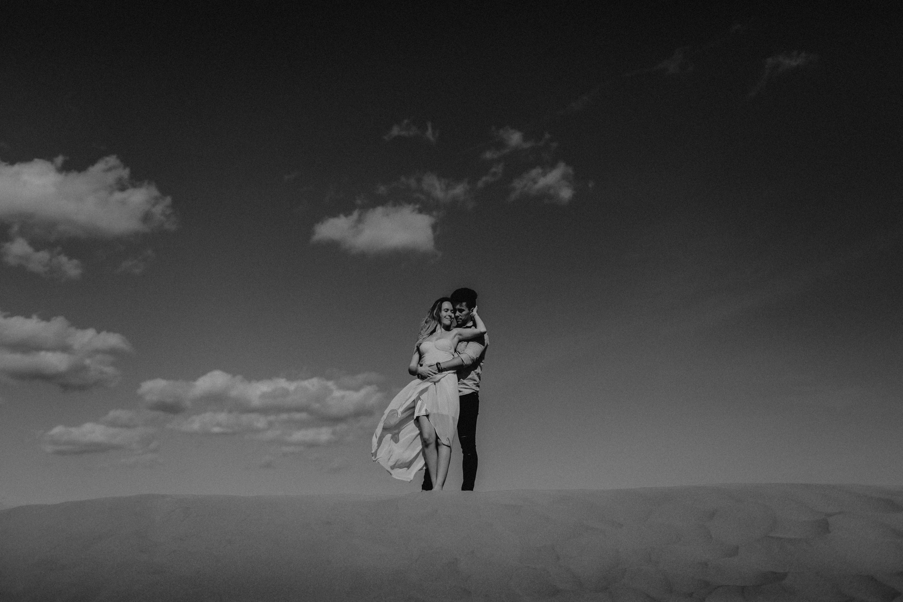 Zu sehen ist das Foto eines Elopement Shoots auf Gran Canaria in den Dünen von Maspalomas, aufgenommen von Tom und Lia, Hochzeitsfotografen aus Rostock. You see a photo that has been taken in the dunes of Maspalomas during an elopement shoot, Gran Canaria, by Tom and Lia, wedding photographers from Germany.