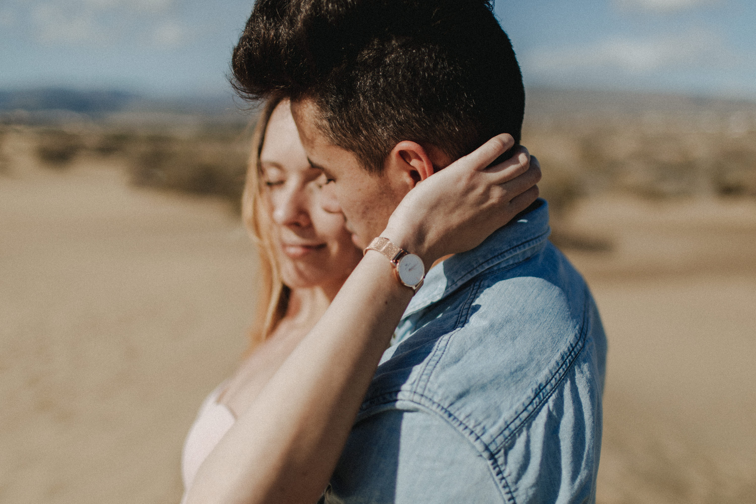 Zu sehen ist das Foto eines Elopement Shoots auf Gran Canaria in den Dünen von Maspalomas, aufgenommen von Tom und Lia, Hochzeitsfotografen aus Rostock. You see a photo that has been taken in the dunes of Maspalomas during an elopement shoot, Gran Canaria, by Tom and Lia, wedding photographers from Germany.