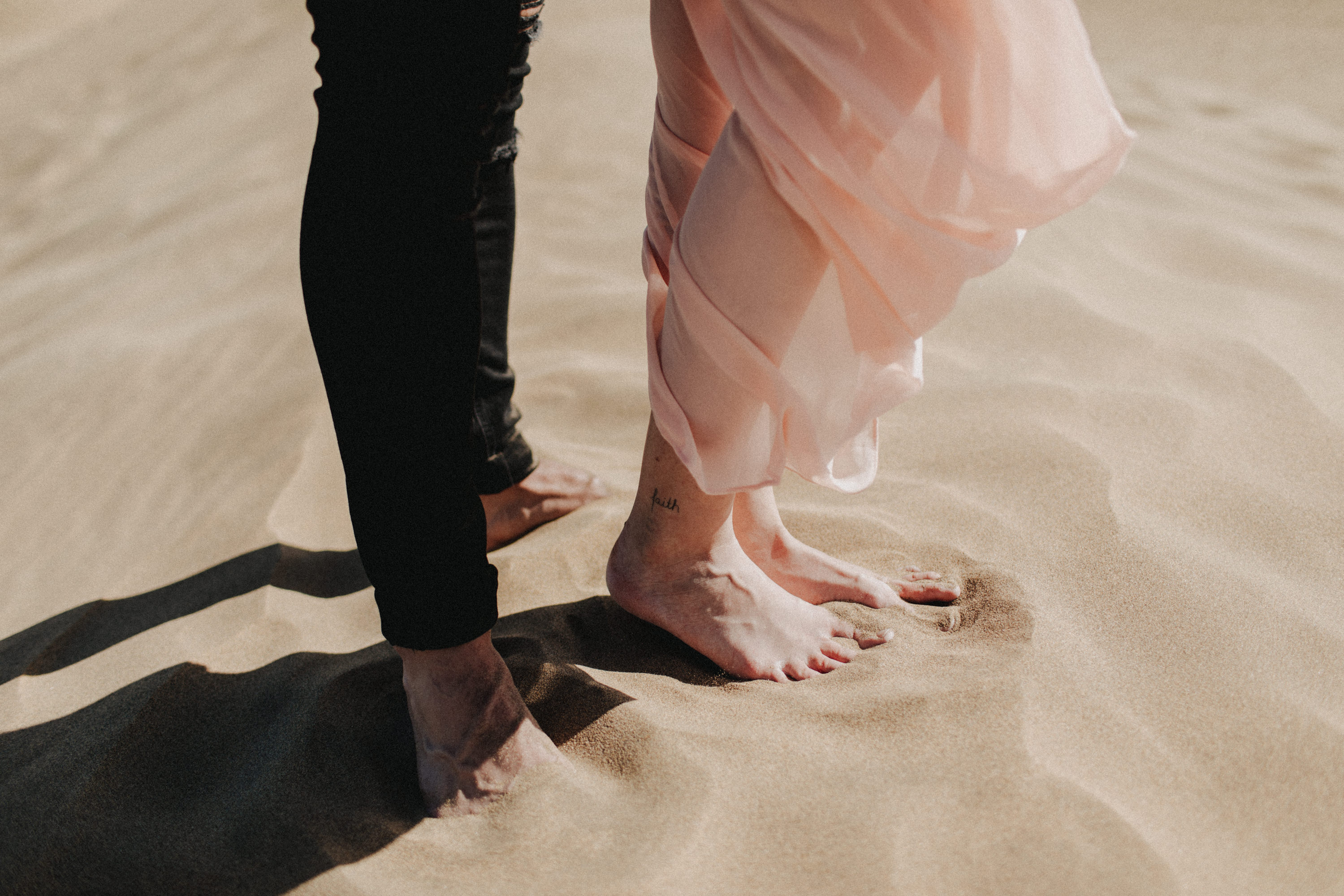 Zu sehen ist das Foto eines Elopement Shoots auf Gran Canaria in den Dünen von Maspalomas, aufgenommen von Tom und Lia, Hochzeitsfotografen aus Rostock. You see a photo that has been taken in the dunes of Maspalomas during an elopement shoot, Gran Canaria, by Tom and Lia, wedding photographers from Germany.