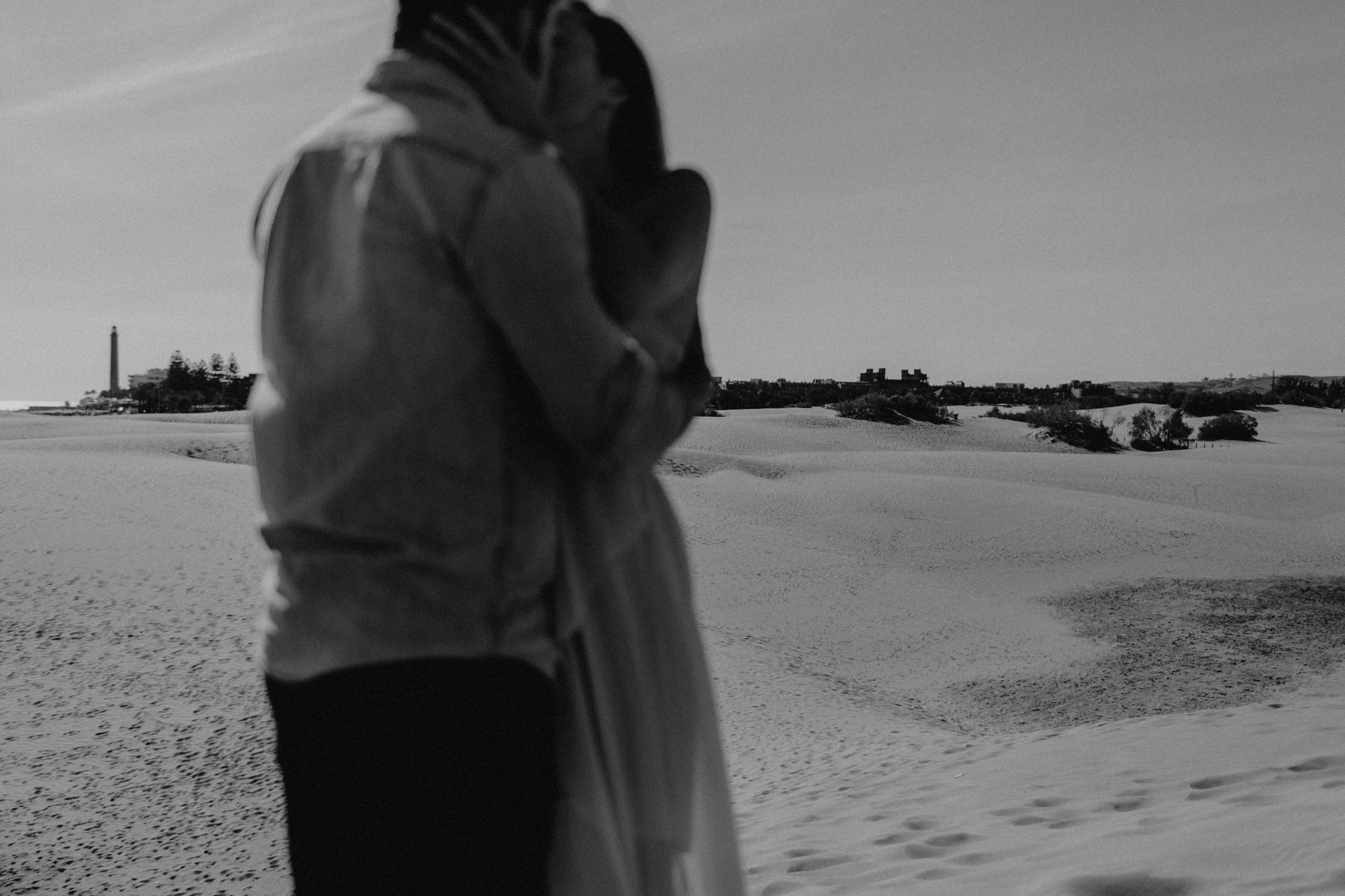 Zu sehen ist das Foto eines Elopement Shoots auf Gran Canaria in den Dünen von Maspalomas, aufgenommen von Tom und Lia, Hochzeitsfotografen aus Rostock. You see a photo that has been taken in the dunes of Maspalomas during an elopement shoot, Gran Canaria, by Tom and Lia, wedding photographers from Germany.