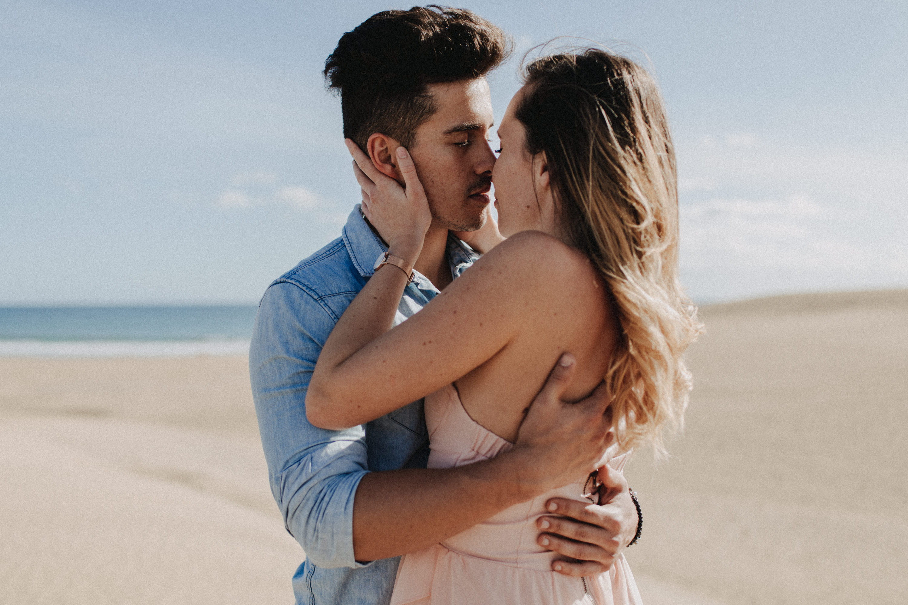 Zu sehen ist das Foto eines Elopement Shoots auf Gran Canaria in den Dünen von Maspalomas, aufgenommen von Tom und Lia, Hochzeitsfotografen aus Rostock. You see a photo that has been taken in the dunes of Maspalomas during an elopement shoot, Gran Canaria, by Tom and Lia, wedding photographers from Germany.