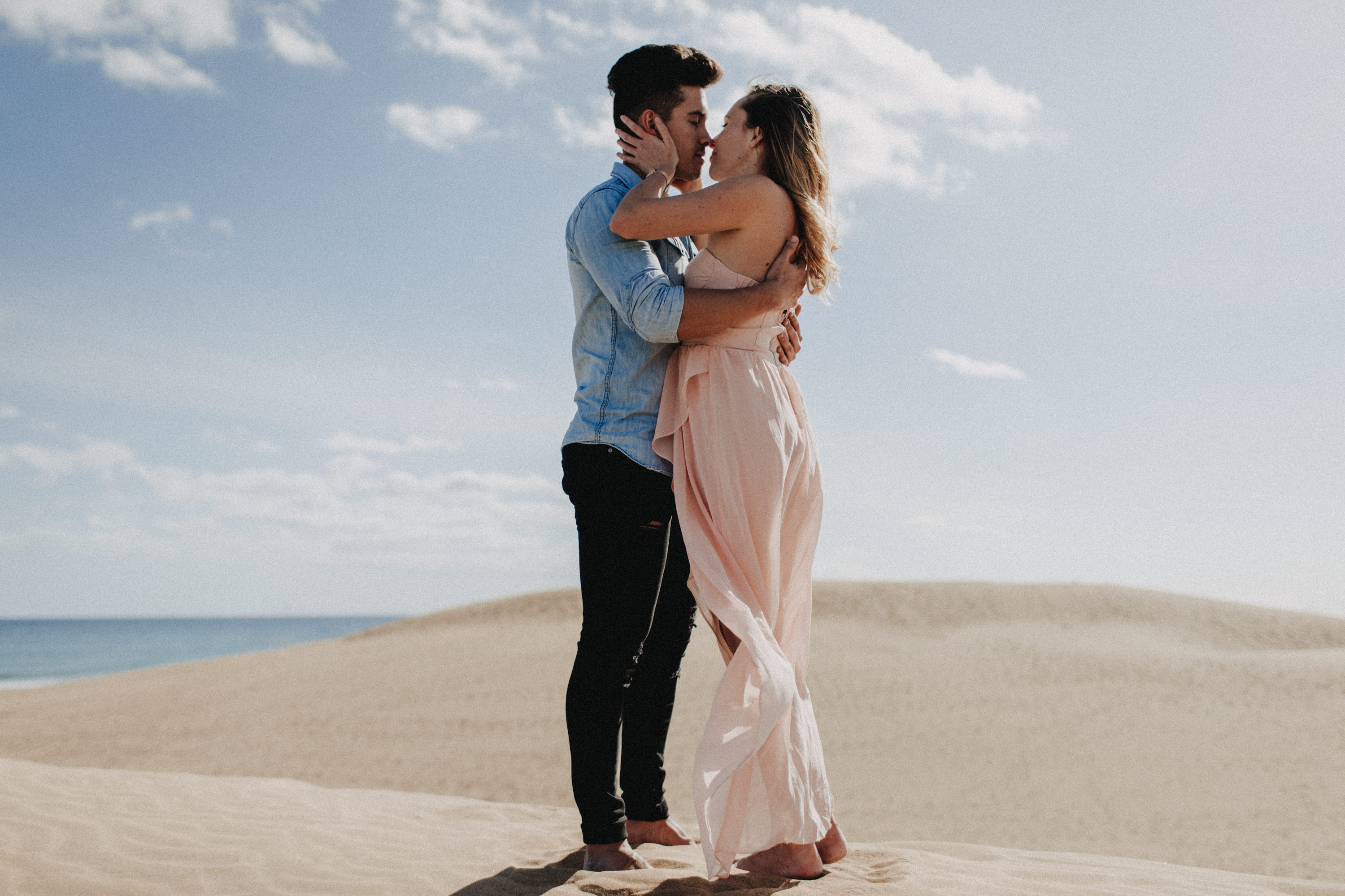 Zu sehen ist das Foto eines Elopement Shoots auf Gran Canaria in den Dünen von Maspalomas, aufgenommen von Tom und Lia, Hochzeitsfotografen aus Rostock. You see a photo that has been taken in the dunes of Maspalomas during an elopement shoot, Gran Canaria, by Tom and Lia, wedding photographers from Germany.