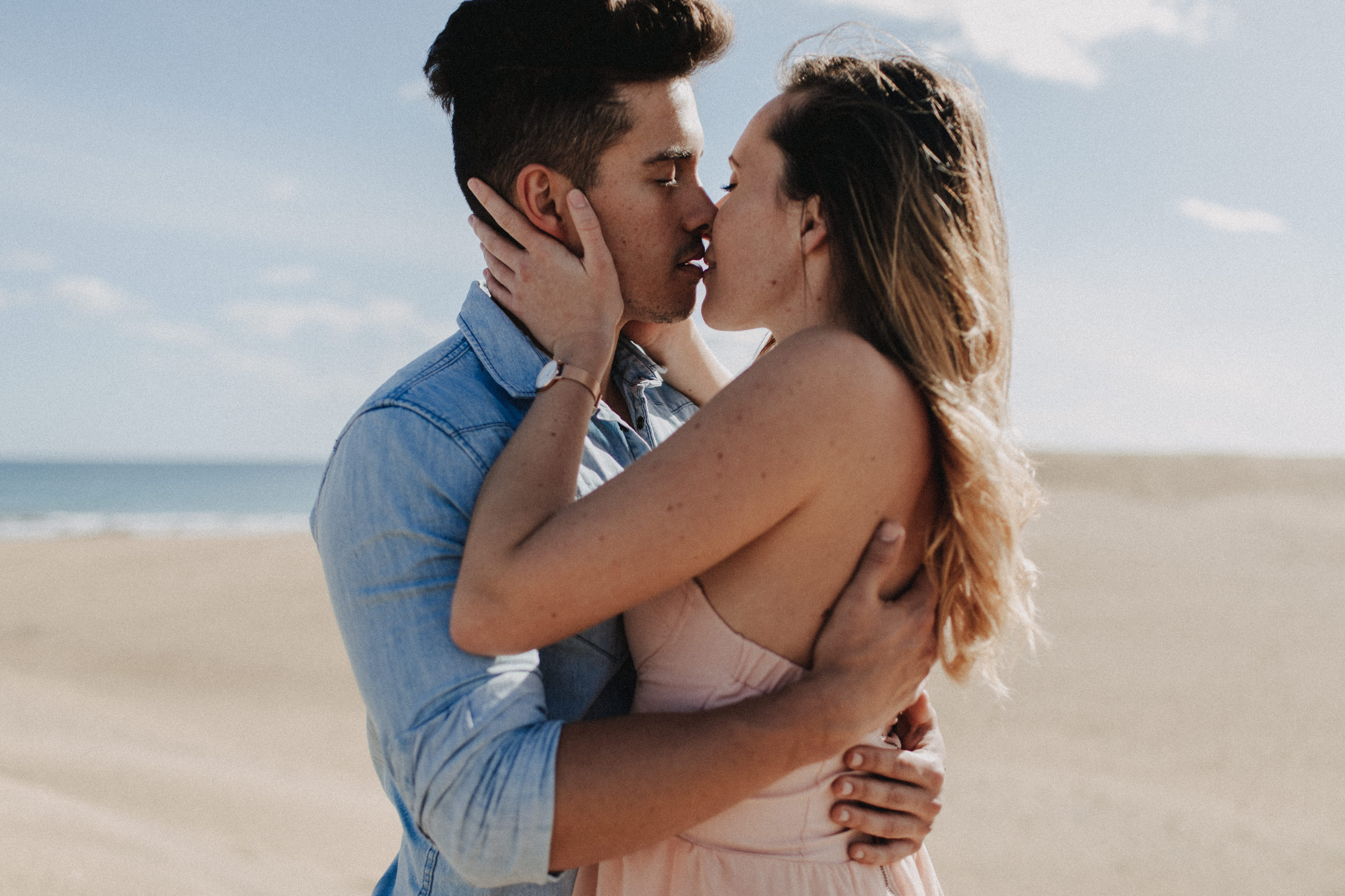 Zu sehen ist das Foto eines Elopement Shoots auf Gran Canaria in den Dünen von Maspalomas, aufgenommen von Tom und Lia, Hochzeitsfotografen aus Rostock. You see a photo that has been taken in the dunes of Maspalomas during an elopement shoot, Gran Canaria, by Tom and Lia, wedding photographers from Germany.