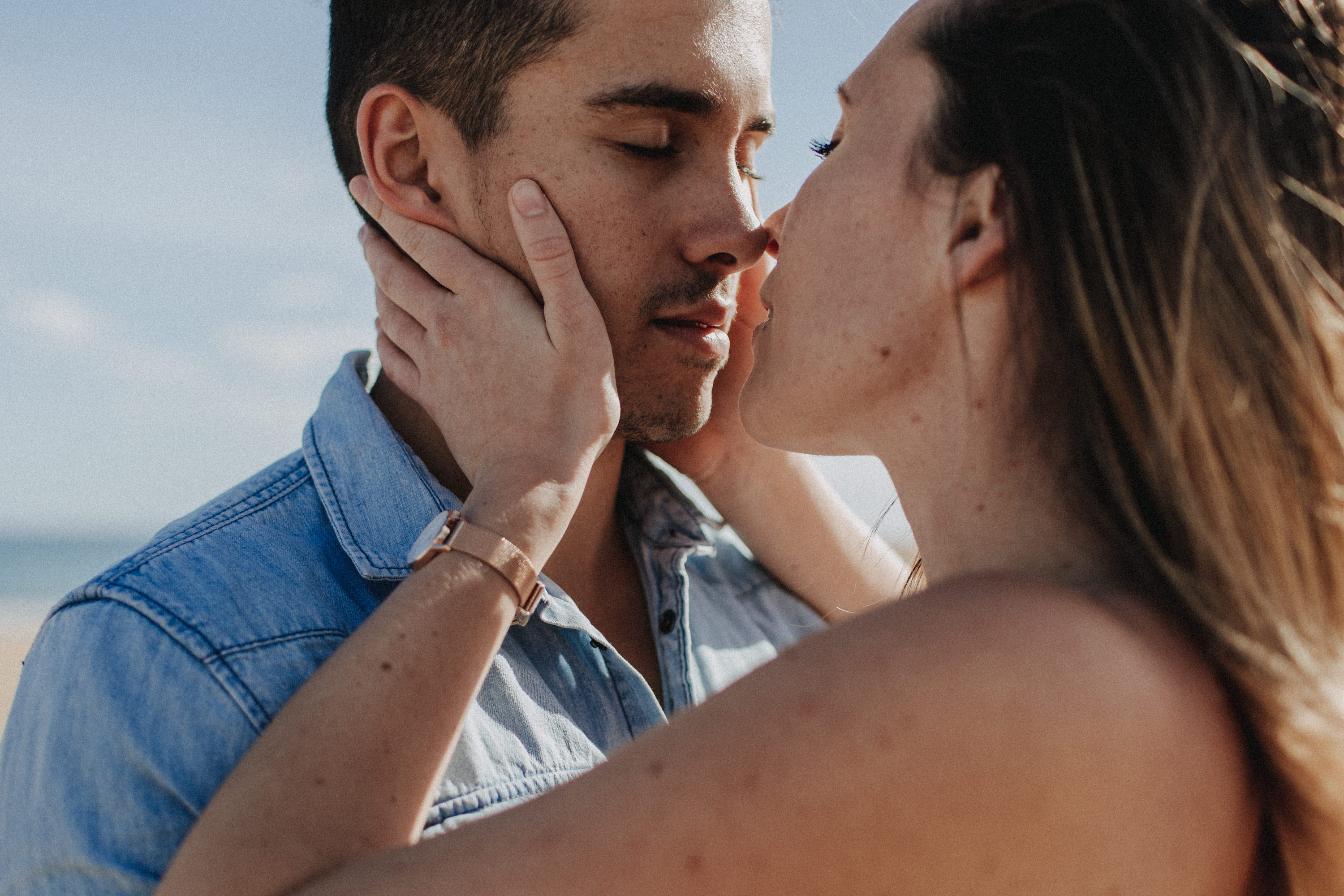 Zu sehen ist das Foto eines Elopement Shoots auf Gran Canaria in den Dünen von Maspalomas, aufgenommen von Tom und Lia, Hochzeitsfotografen aus Rostock. You see a photo that has been taken in the dunes of Maspalomas during an elopement shoot, Gran Canaria, by Tom and Lia, wedding photographers from Germany.