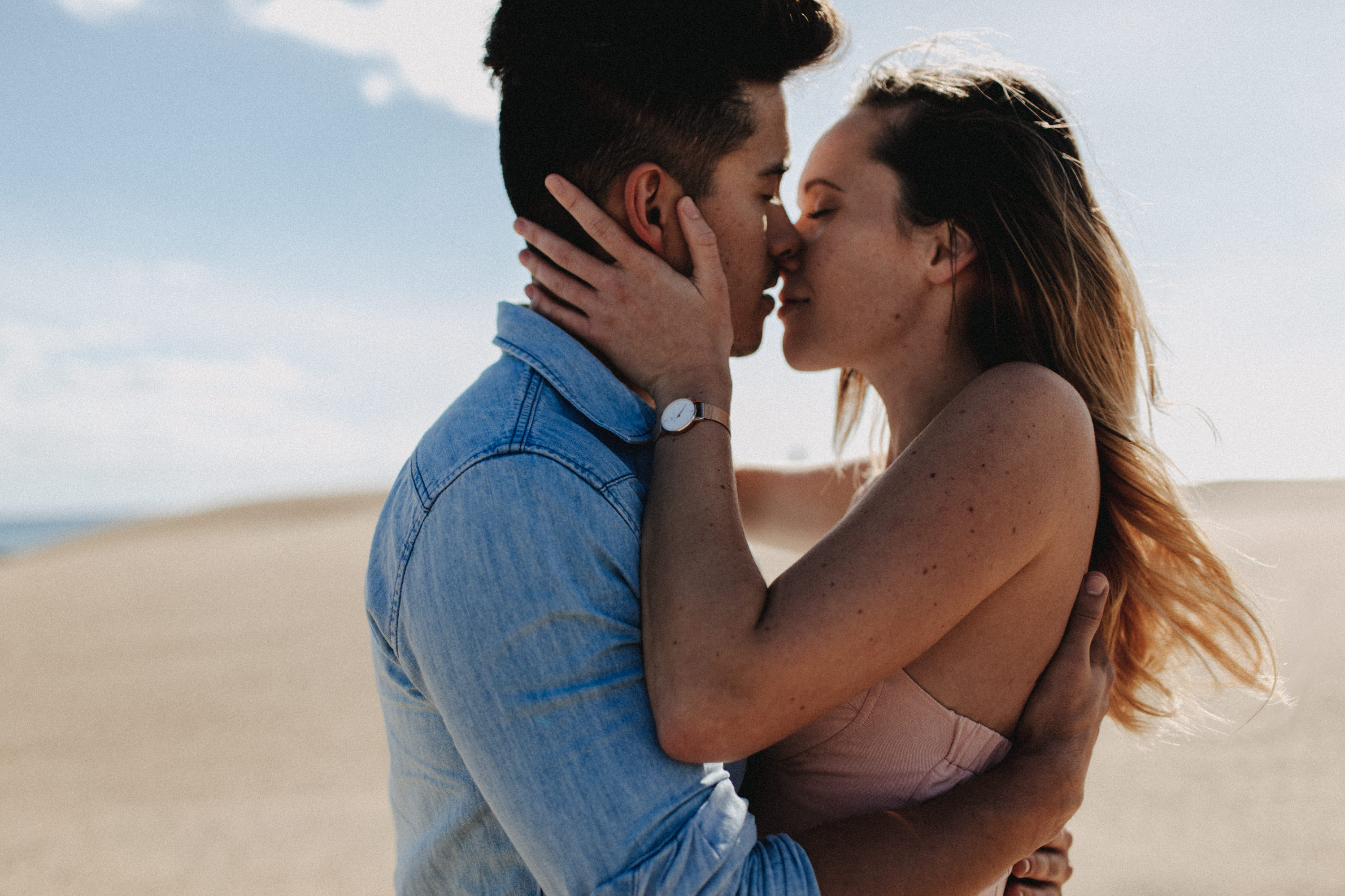 Zu sehen ist das Foto eines Elopement Shoots auf Gran Canaria in den Dünen von Maspalomas, aufgenommen von Tom und Lia, Hochzeitsfotografen aus Rostock. You see a photo that has been taken in the dunes of Maspalomas during an elopement shoot, Gran Canaria, by Tom and Lia, wedding photographers from Germany.