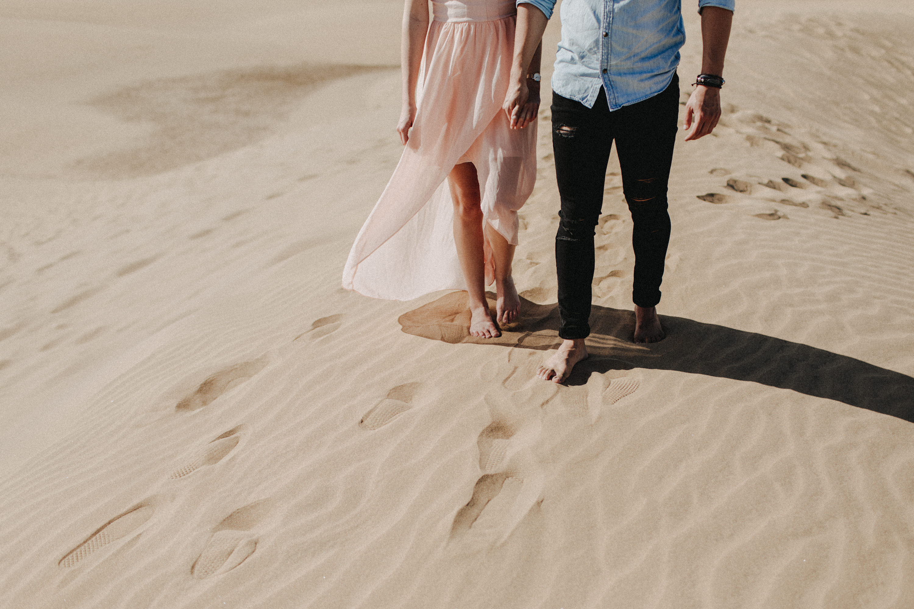 Zu sehen ist das Foto eines Elopement Shoots auf Gran Canaria in den Dünen von Maspalomas, aufgenommen von Tom und Lia, Hochzeitsfotografen aus Rostock. You see a photo that has been taken in the dunes of Maspalomas during an elopement shoot, Gran Canaria, by Tom and Lia, wedding photographers from Germany.